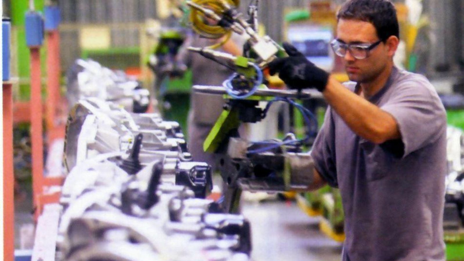Un trabajador de la Factoría Renault de San Jerónimo, una de las industrias punteras de Sevilla.