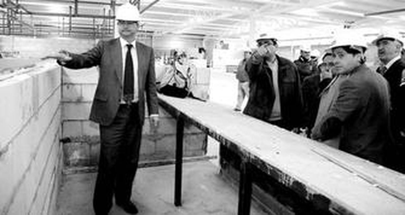 Rodriguez-Comendador, dentro de uno de los futuros puestos del mercado provisional, atendió a sus compañeros de Gobierno.