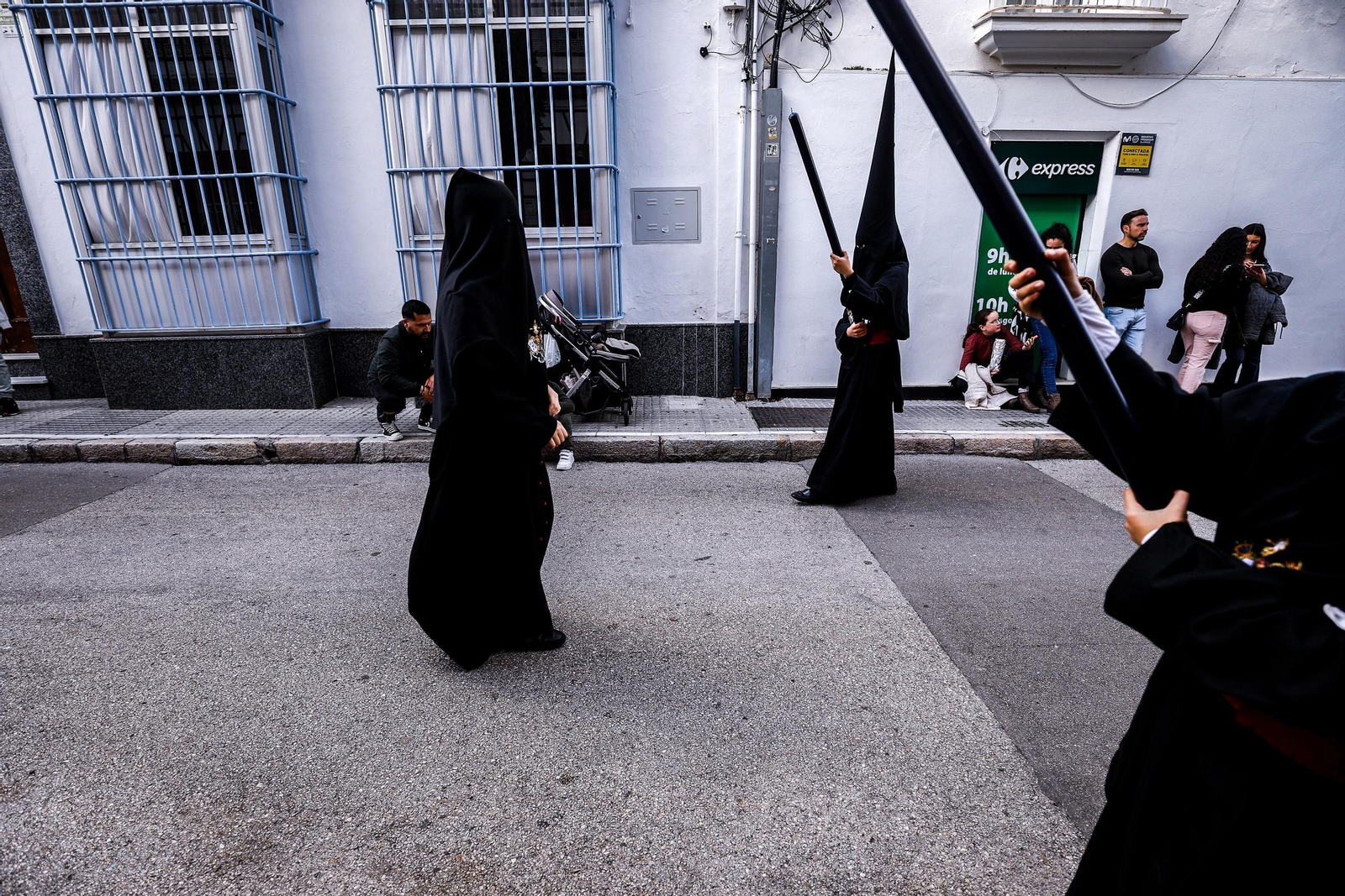 Imágenes de la salida de Desamparados en la Semana Santa de San Fernando 2025