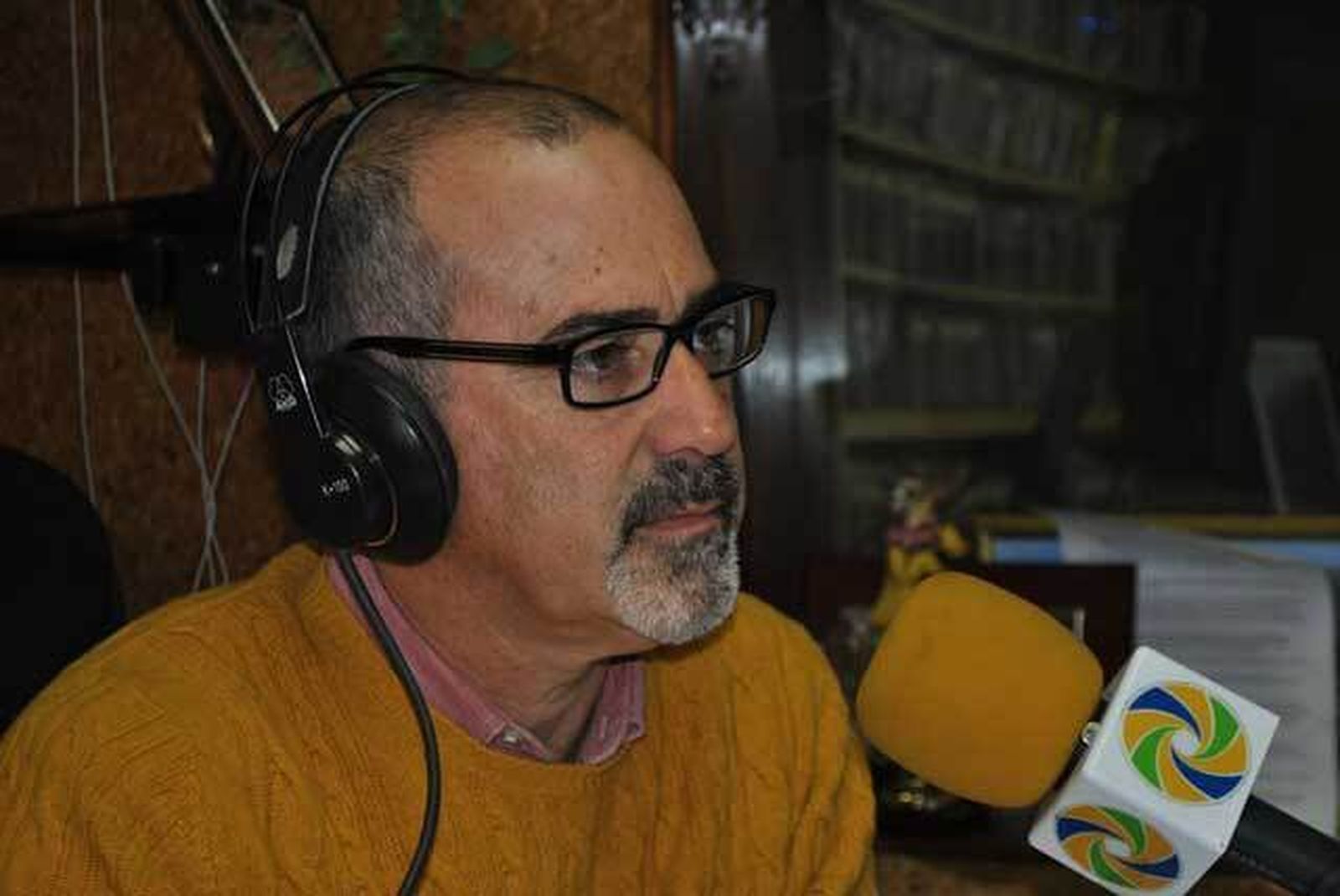 Paco García Crespo en los micrófonos de Onda Punta Radio.