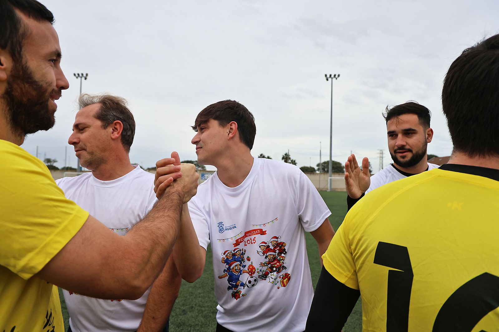Periodistas y políticos disputan su tradicional partido navideño de fútbol