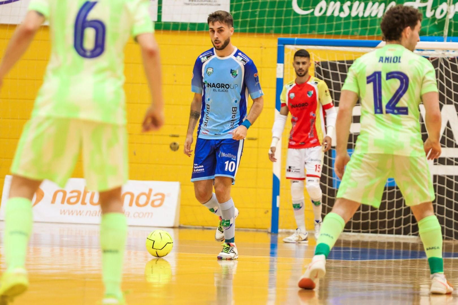 David Señoret conduce el balón durante el transcurso del encuentro frente a los barceloneses.
