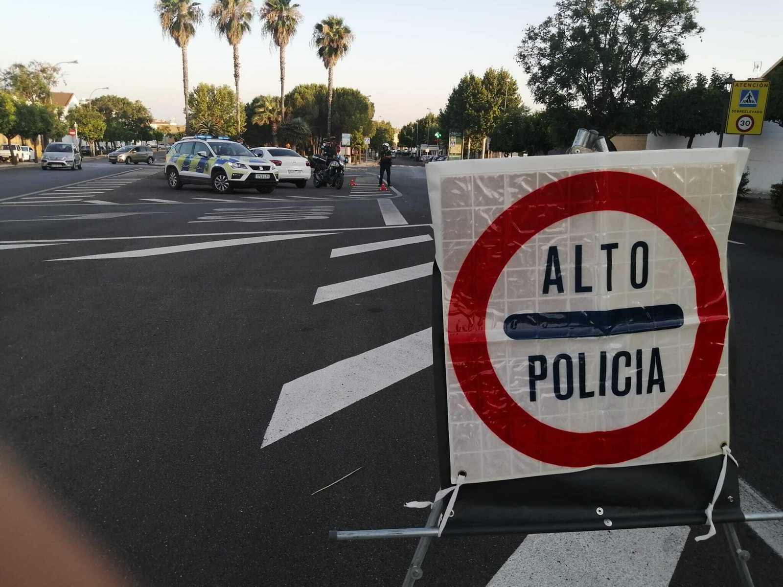Un alto de la Policía en una de las entradas a Bollullos de la Mitación.