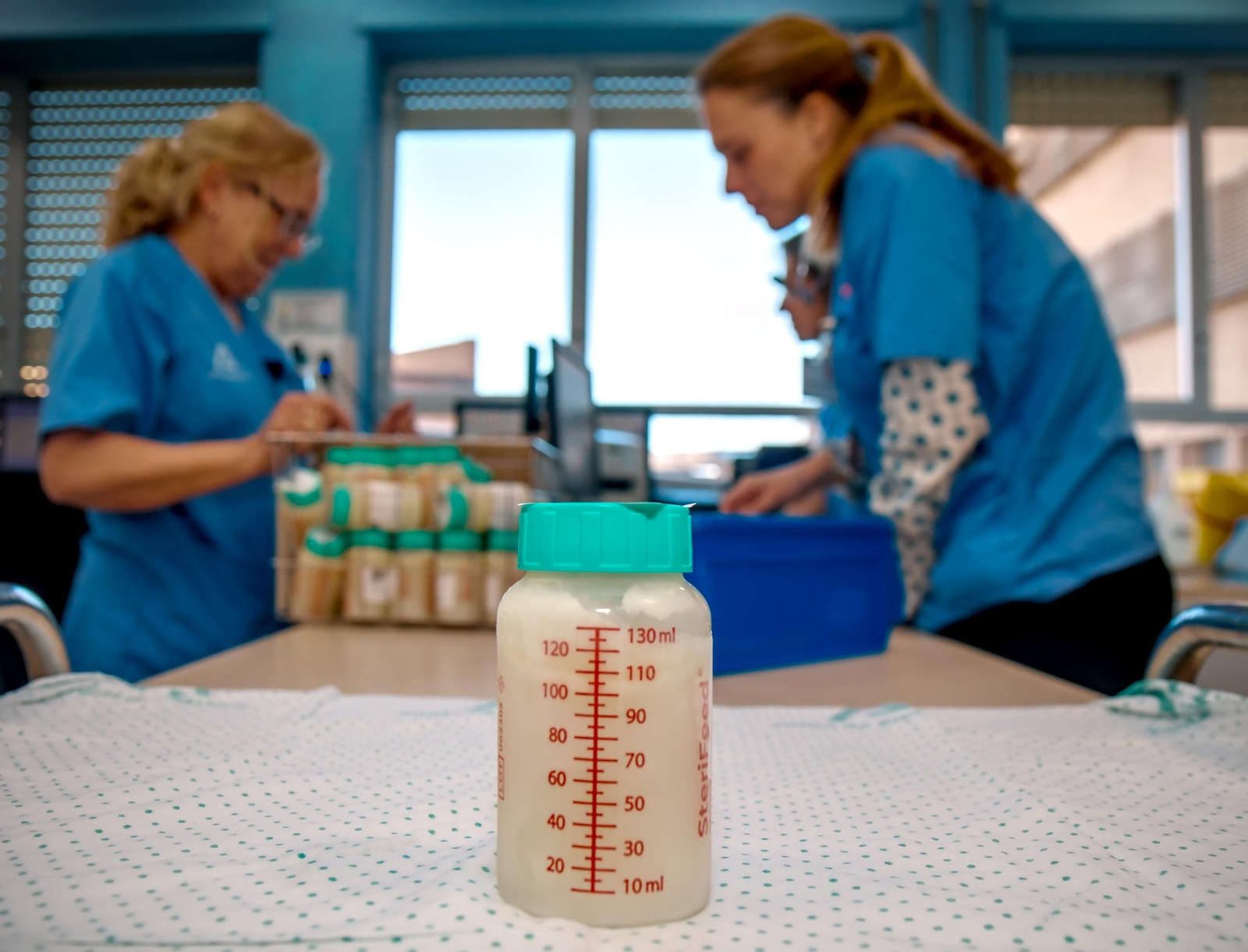 Enfermeras clasificando la leche materna en el Banco de Leche del Hospital Virgen del Rocío