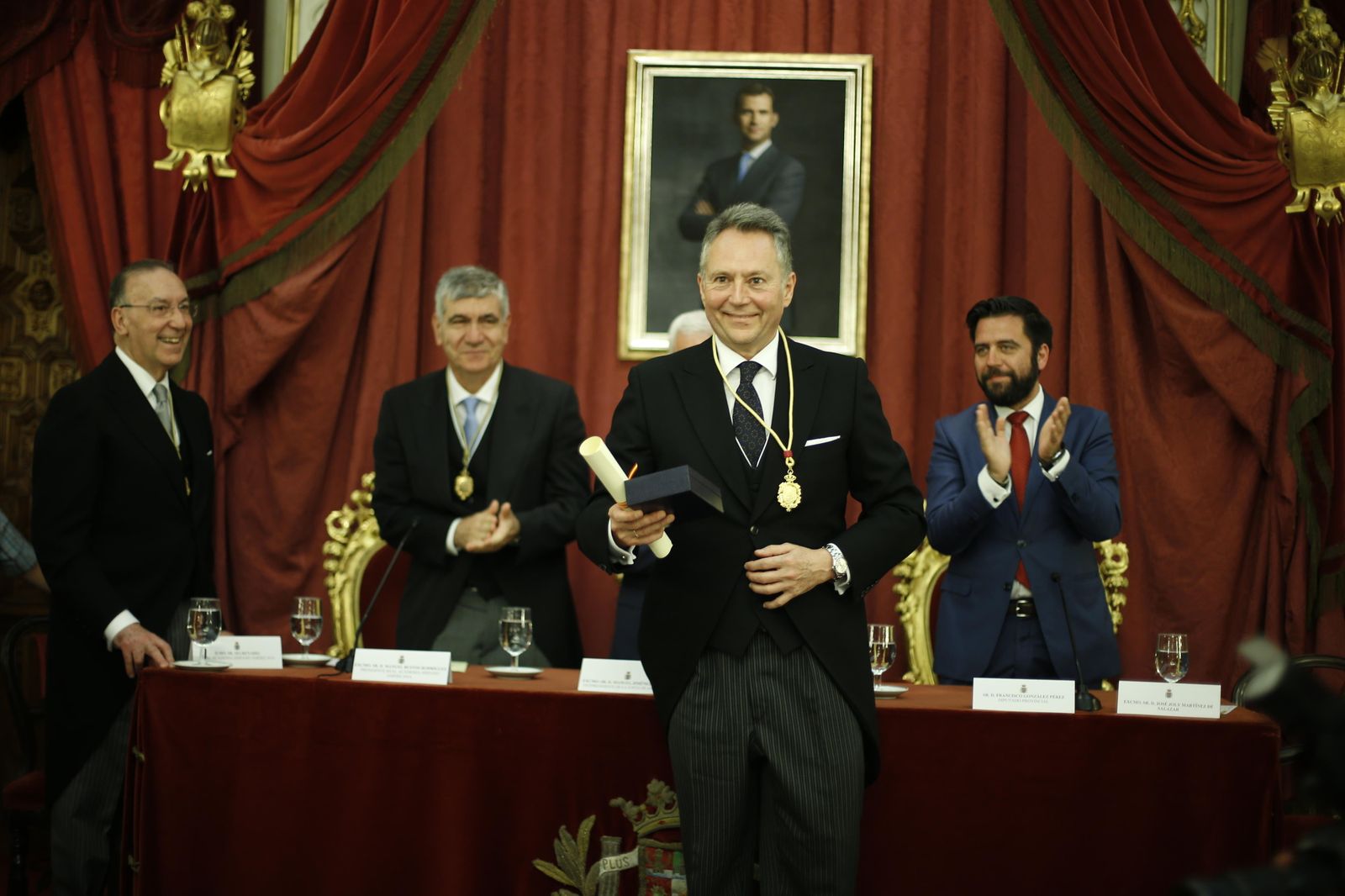 José Joly, tras recoger su medalla de académico, ante Fernando Sánchez, Manuel Bustos, Manuel Jiménez Barrios (detrás) y Fran González.