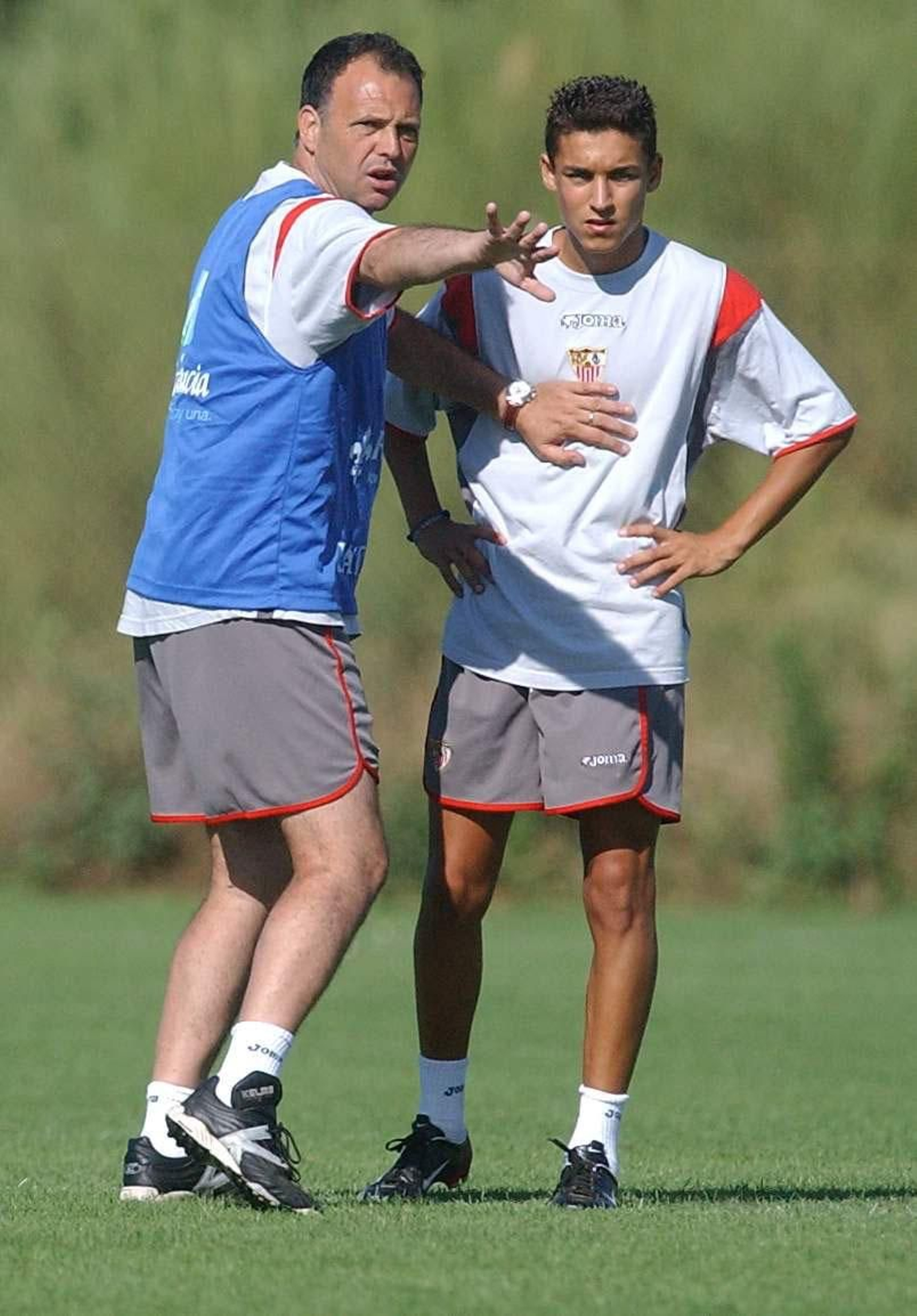 Con Caparrós, el técnico que lo hizo debutar