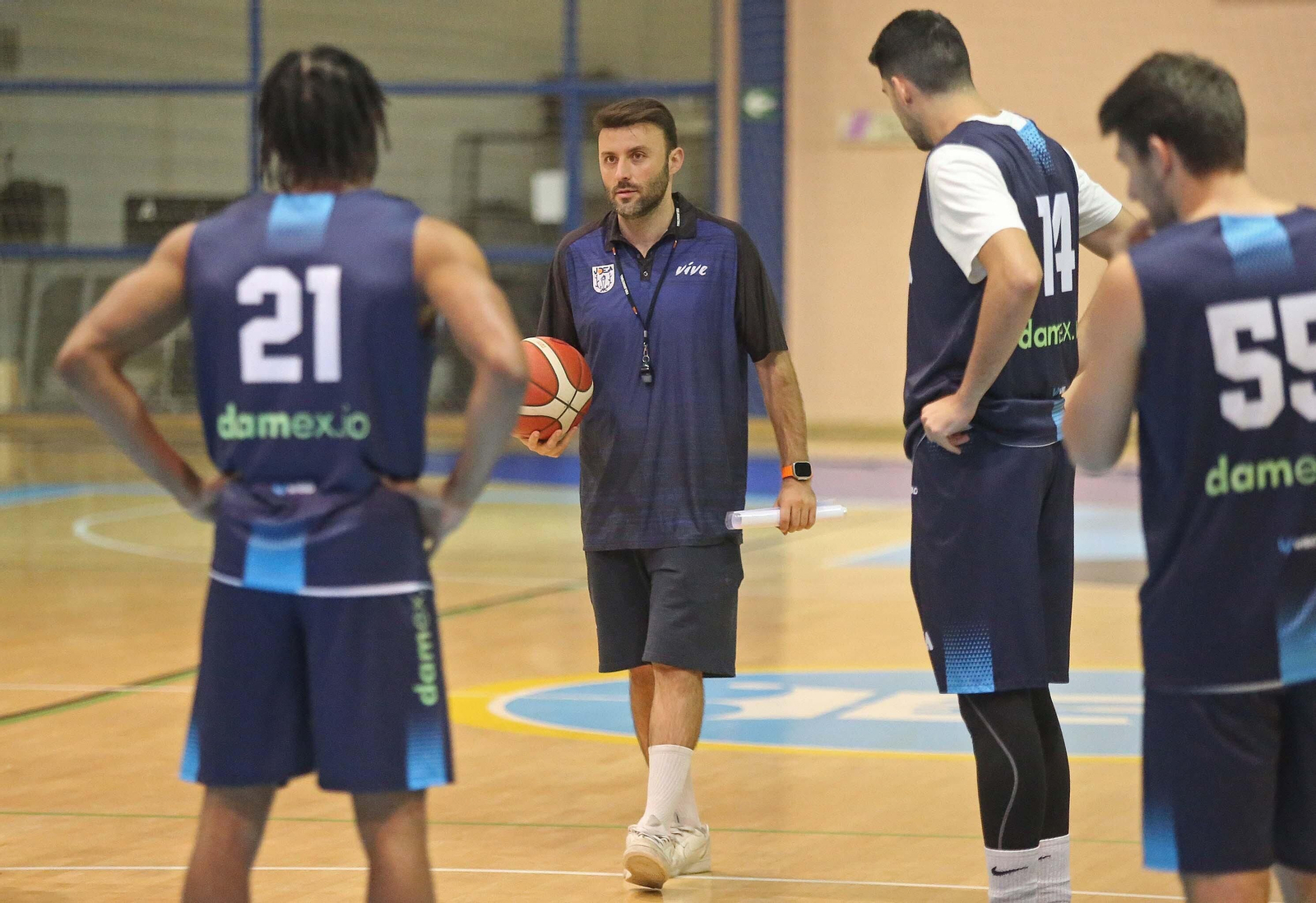 Fotos del primer entrenamiento de Miki Ortega al frente de Udea