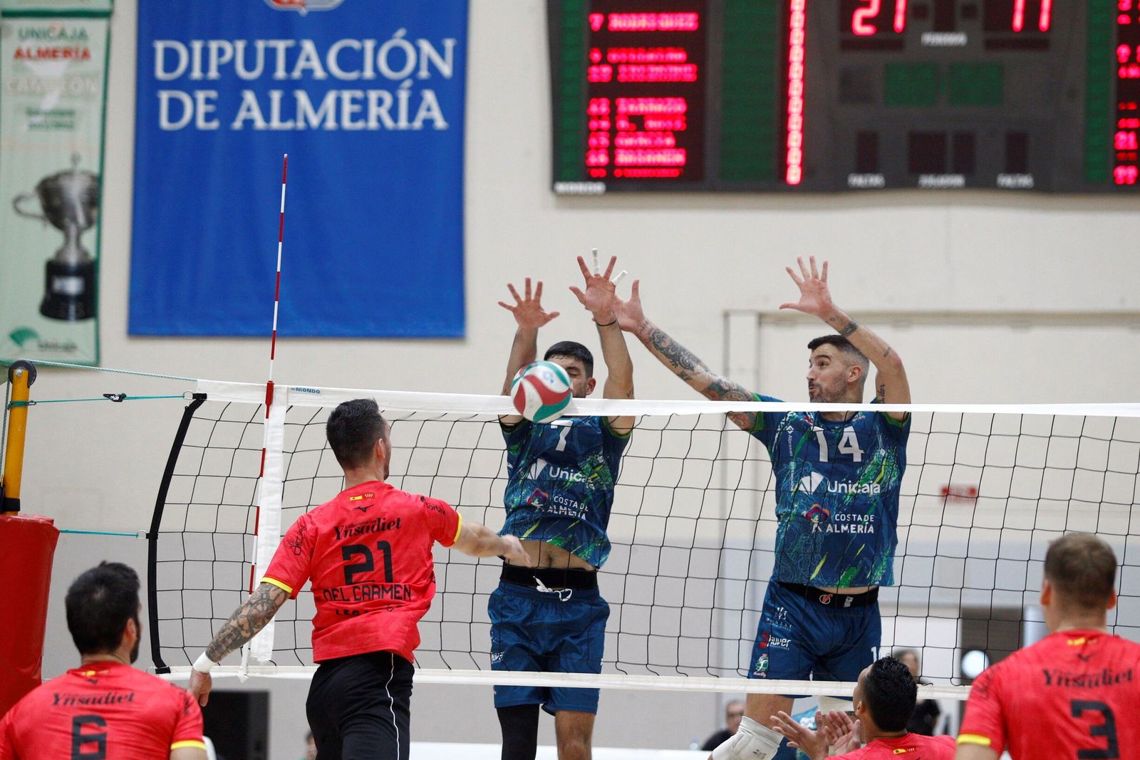 Dos jugadores ahorradores saltan para poner un bloqueo durante el encuentro de la primera vuelta ante los madrileños.