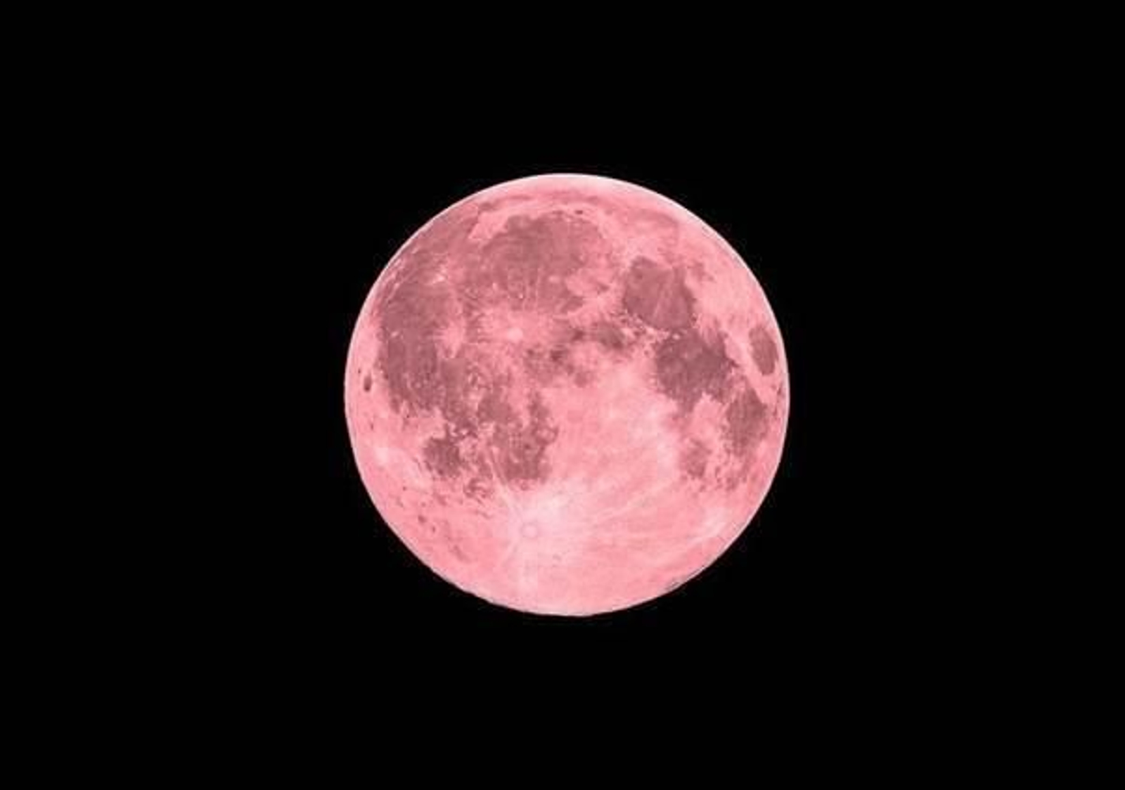 Imagen de la súper luna rosa.