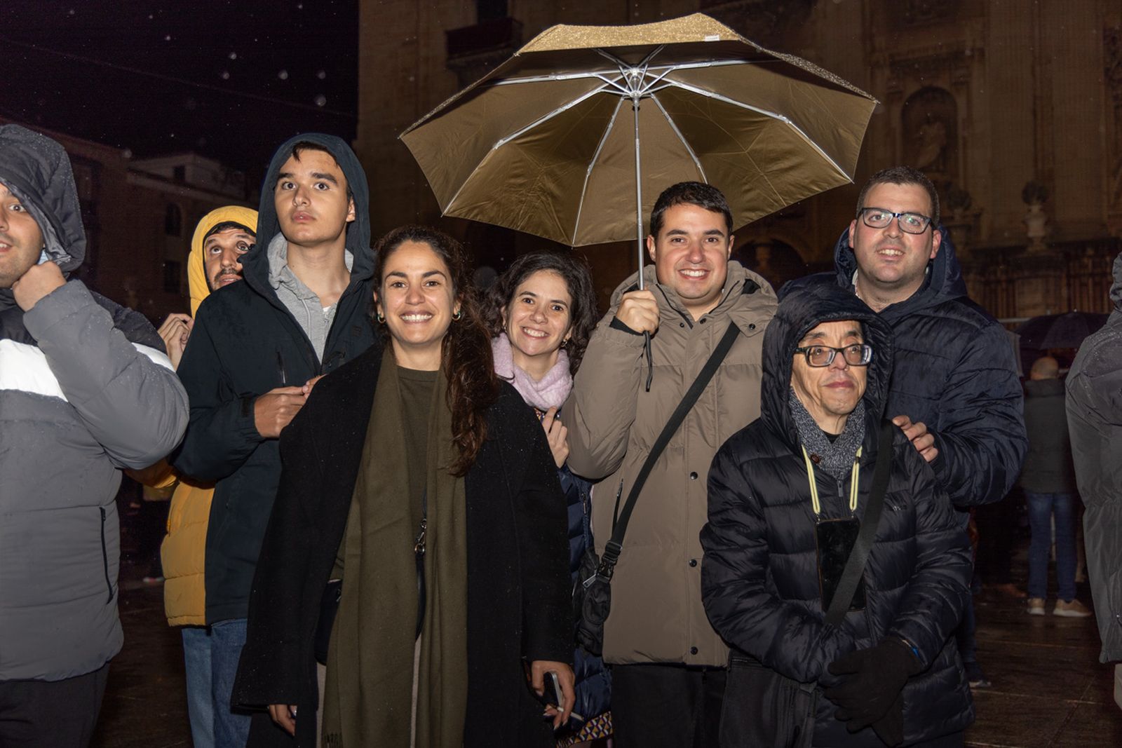 Los jiennenses disfrutan del centro de la ciudad, rodeados de un ambiente navideño