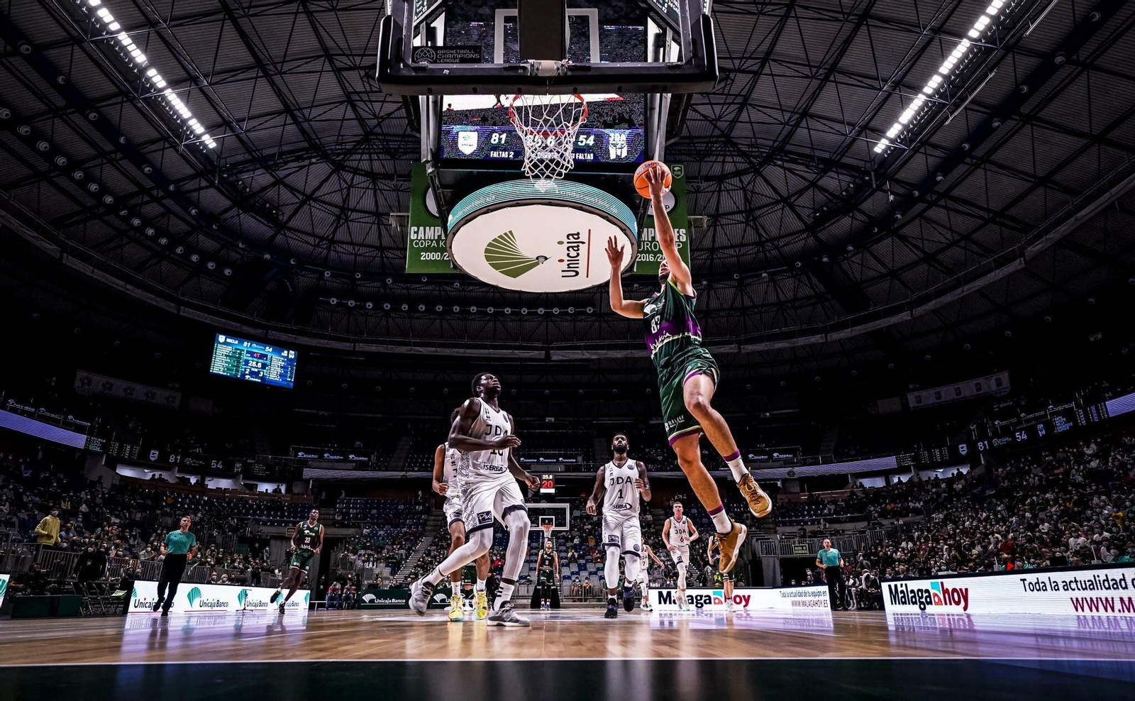Axel Bouteille deja una bandeja con la izquierda.