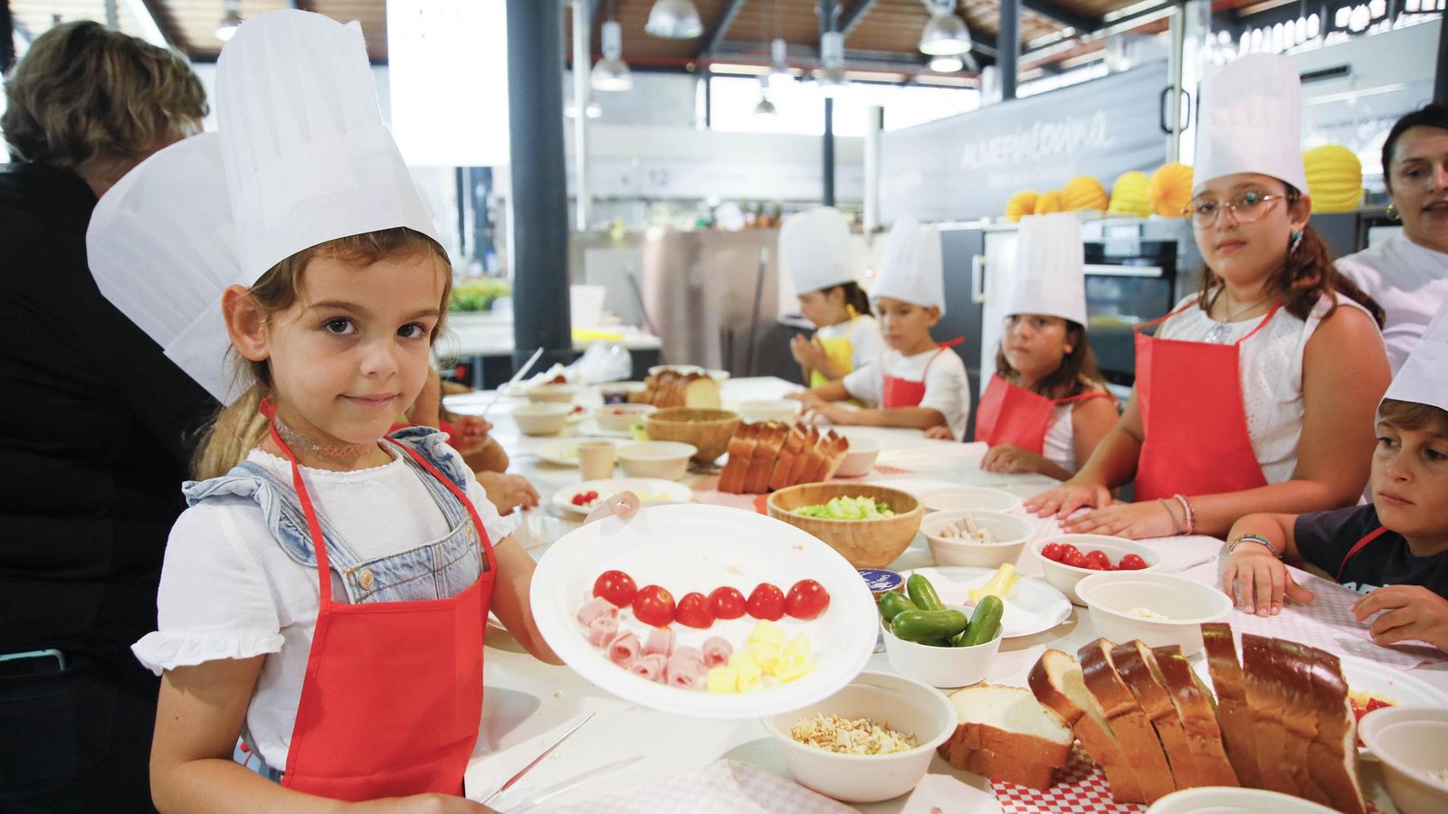 Las imágenes del taller infantil de cocina en el mercado de Almería