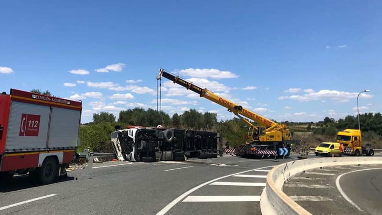 Para retirar el camión de la carretera fue necesario emplear una grúa Para retirar el camión de la carretera fue necesario emplear una grúa