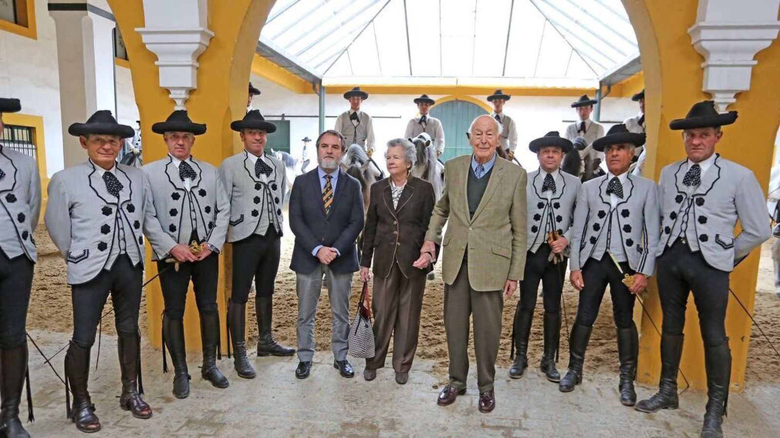 Giscard D'Estaing y su esposa junto al director de la Real Escuela y los jinetes de esta institución el pasado 5 de marzo.