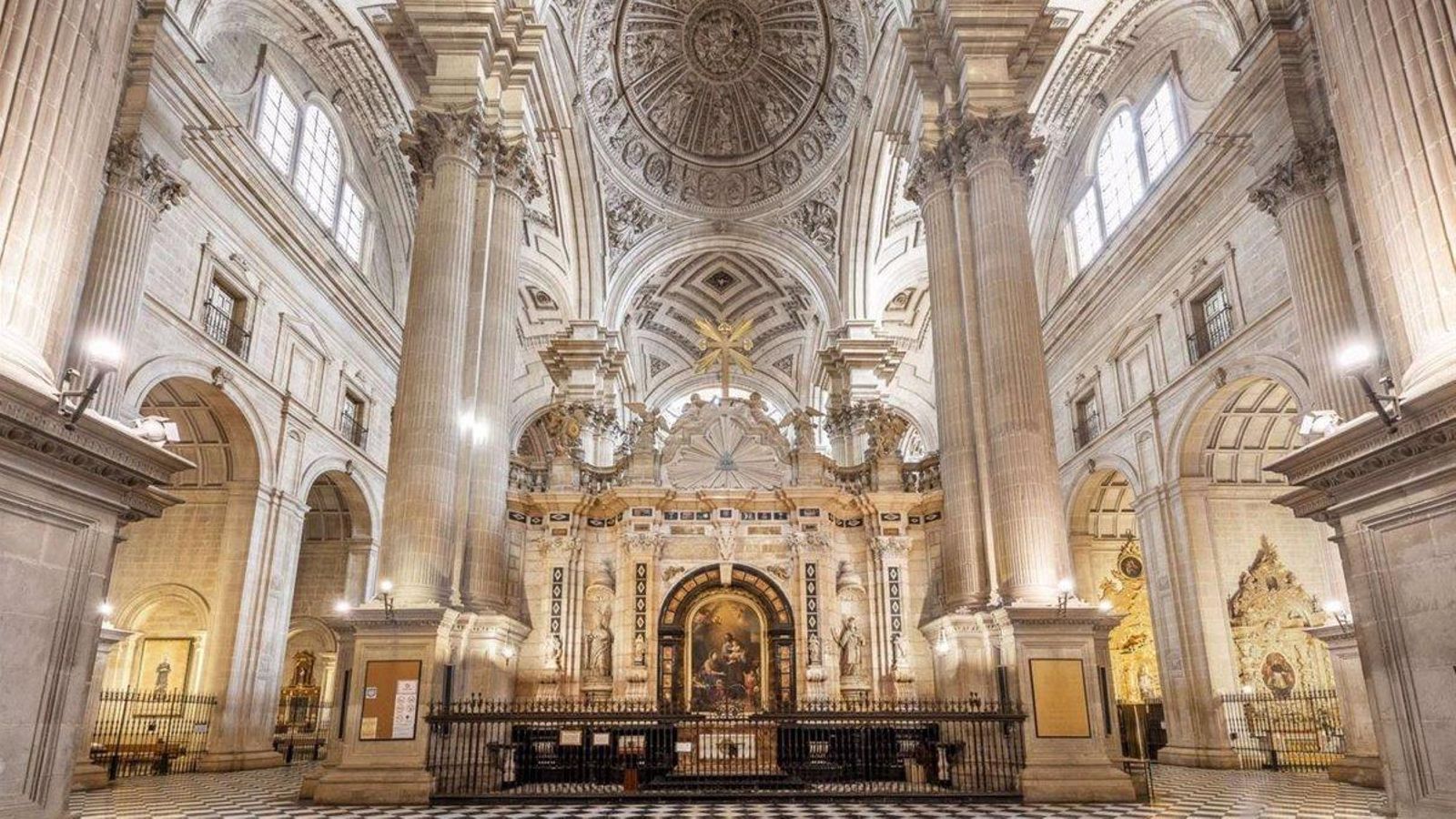 Interior de la Catedral de Jaén Interior de la Catedral de Jaén