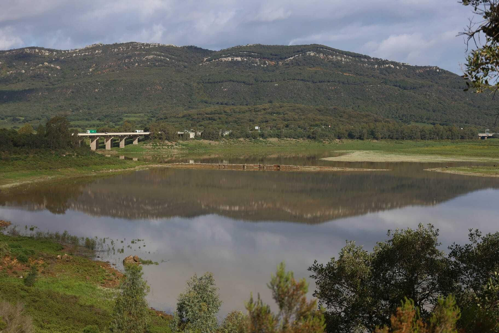 El pantano de Charco Redondo este lunes, con el antiguo puente cubierto por el agua.