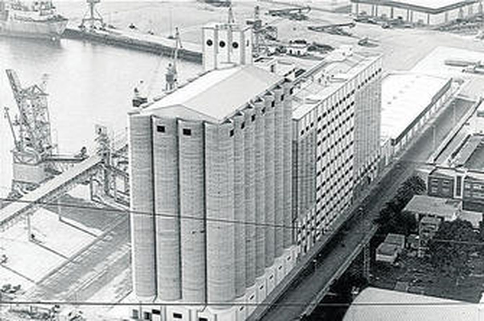 Imagen de la Harinera Vilafranquina, en la Zona Franca.