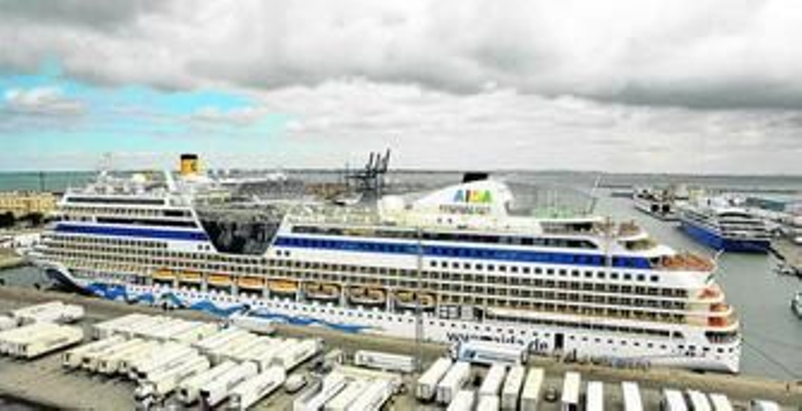 El 'AidaBlu', en primer término, deja entrever la chimenea del 'Costa Luminosa' y el velamen del 'Sea Cloud II'. A la derecha, el 'Explorer'