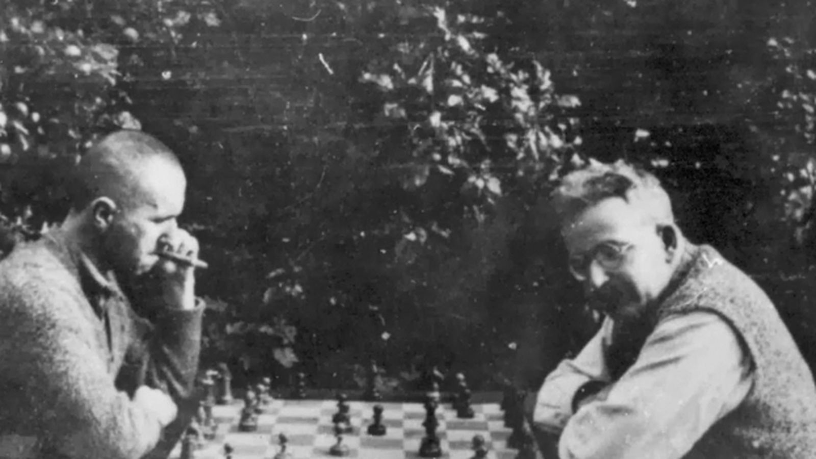 Bertolt Brecht y Walter Benjamin jugando al ajedrez en el verano de 1934.