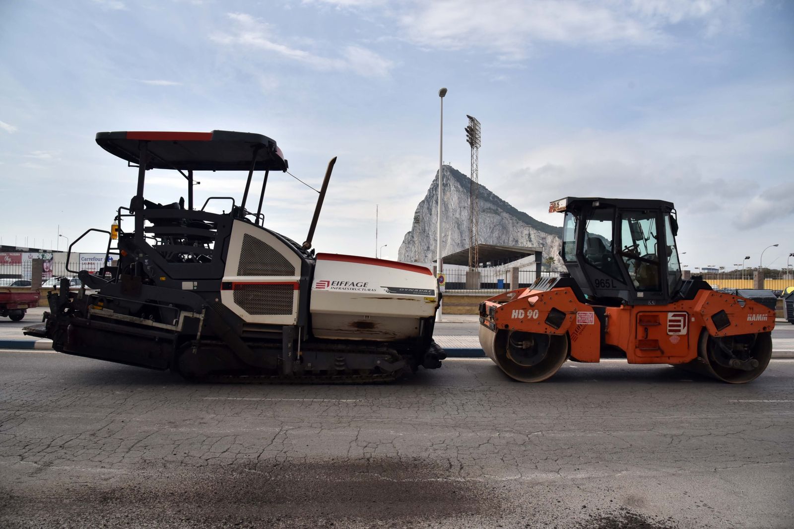 Maquinaria trabajando en el plan de asfaltado que cubrió la avenida del Ejército.