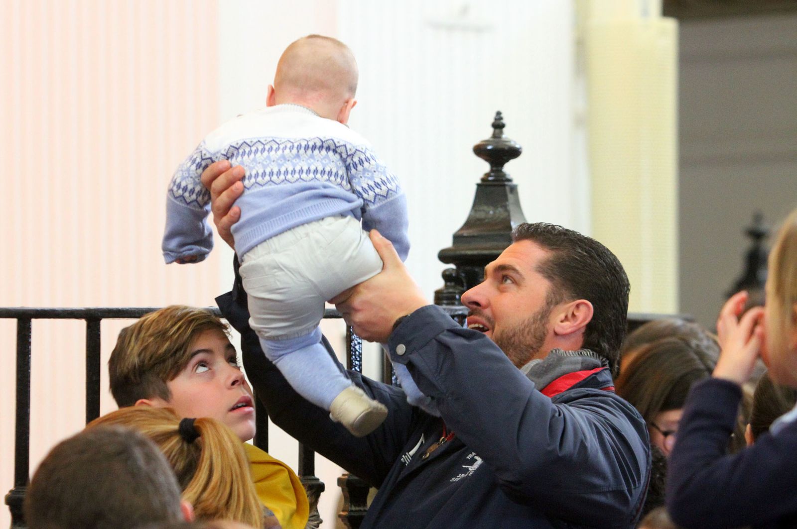 El Rocío celebra La Candelaria con la presentación de los niños a la Virgen, en imágenes
