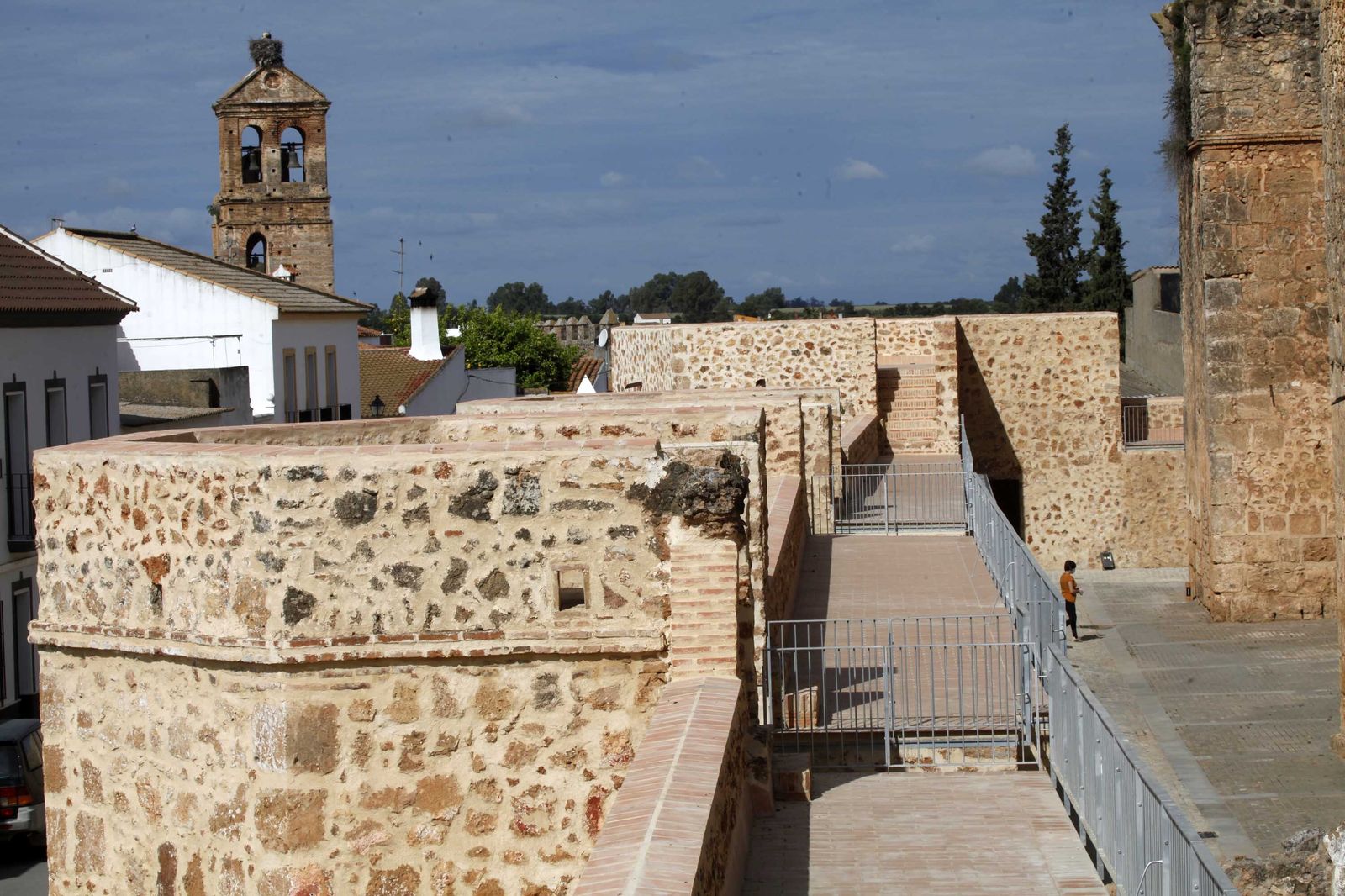 Imágenes de la restauración de la barbacana del castillo de Niebla