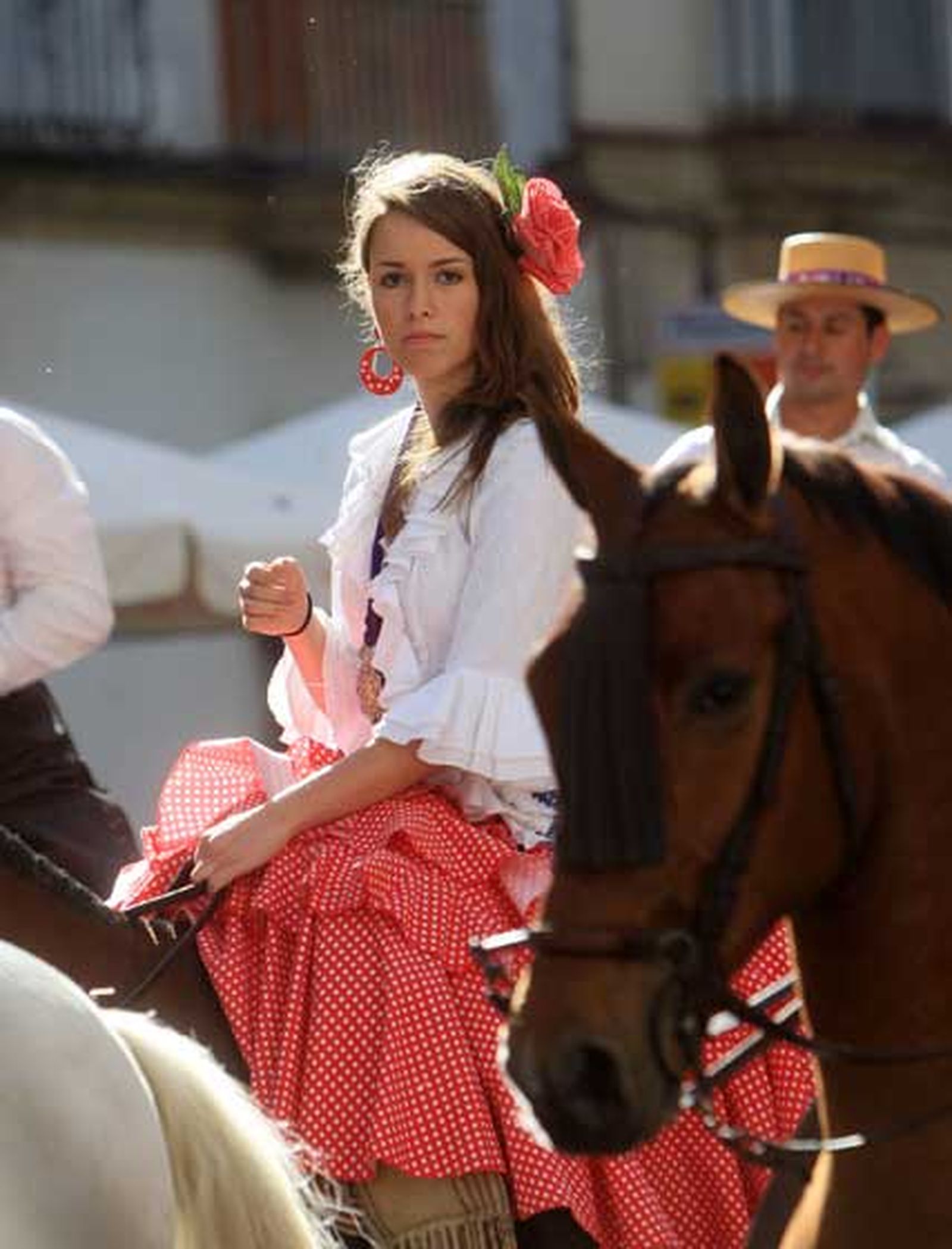 La hermandad rociera, tras asistir a la misa de romeros en Santo Domingo, coloca el Simpecado de Jerez en la carreta e inicia el camino hacia la aldea de El Rocío

Foto: Juan Carlos Toro