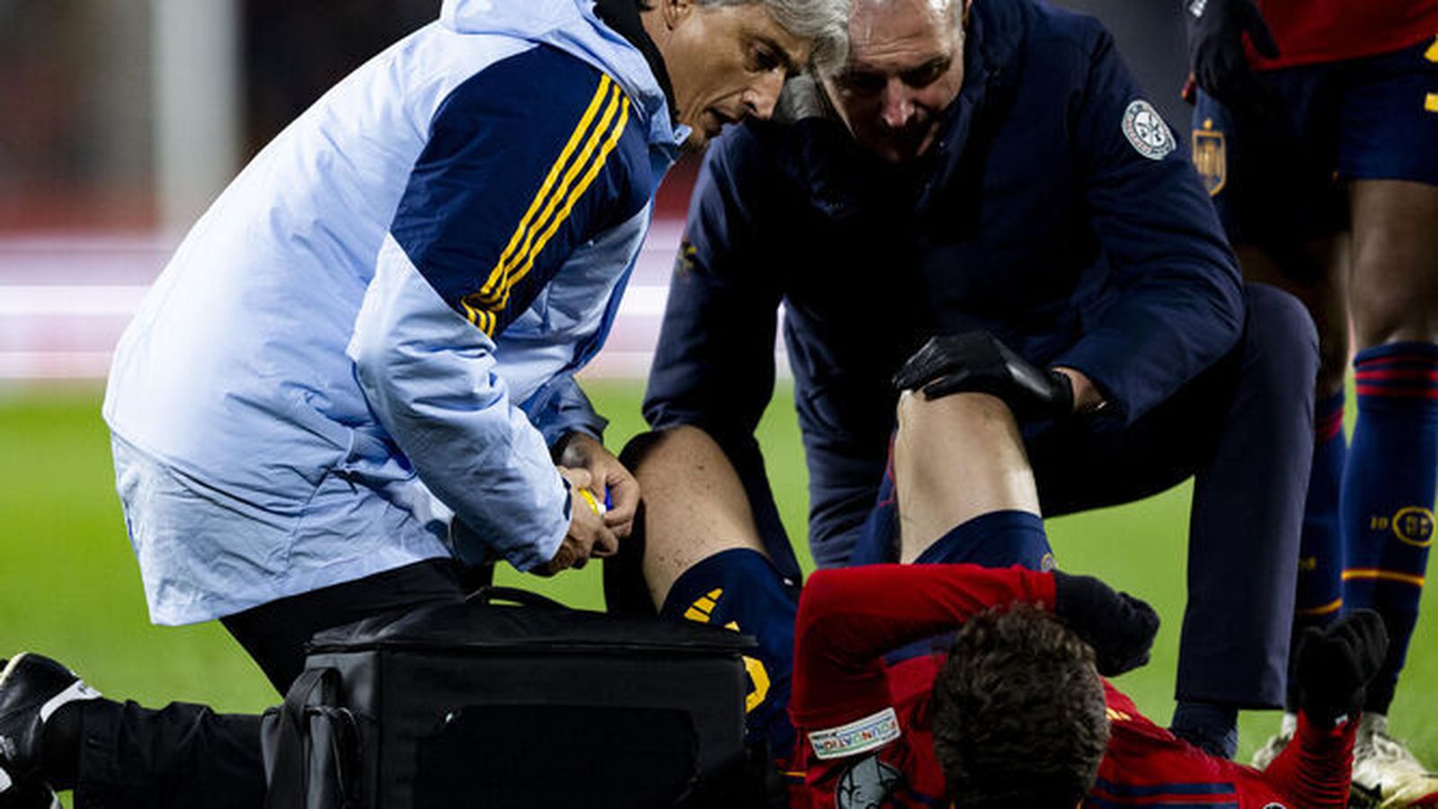 Gavi es atendido en el césped de Zorrilla por los servicios médicos.