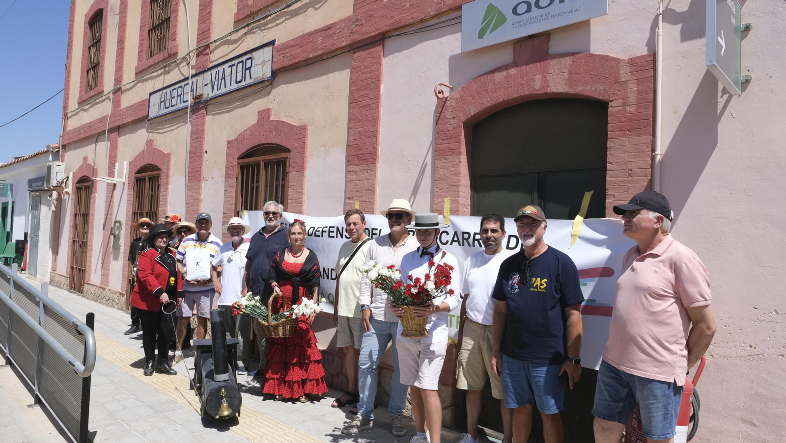 Claveles en defensa del tren en la provincia de Almería, en imágenes