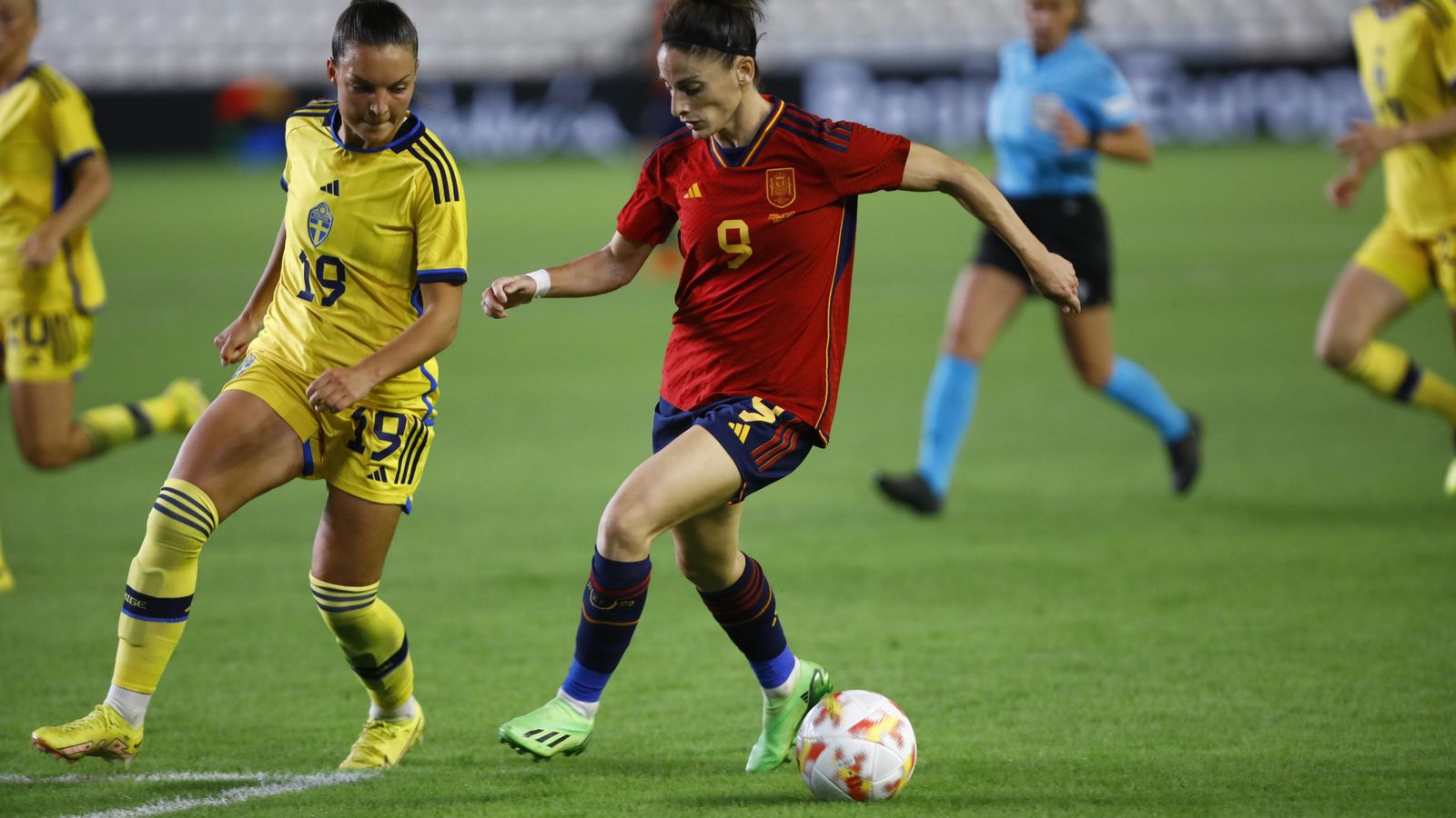 Esther González intenta marcharse de la presión de una rival.
