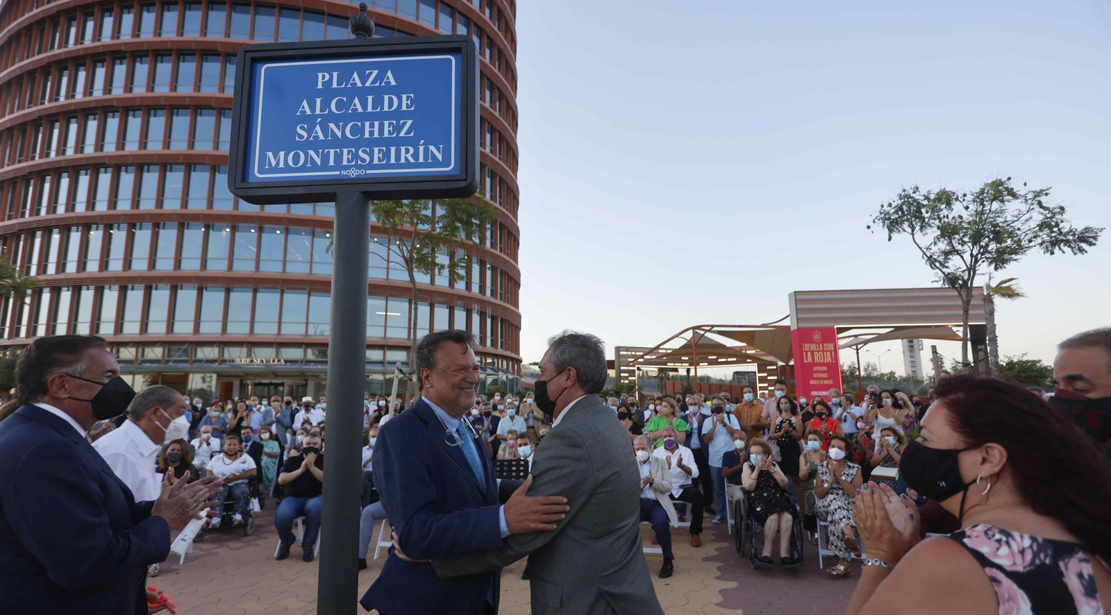 Juan Espadas y Alfredo Sánchez Monteseirín se saludan bajo el nuevo rótulo.