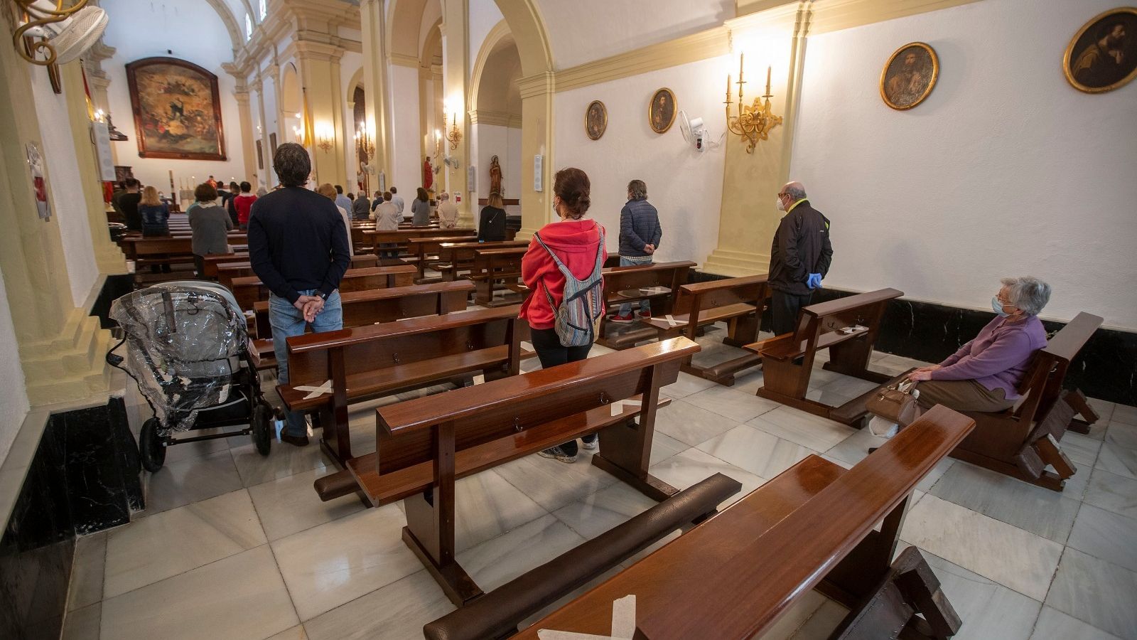 Bancos marcados para indicar los lugares en los que los fieles se pueden sentar, en San Francisco.