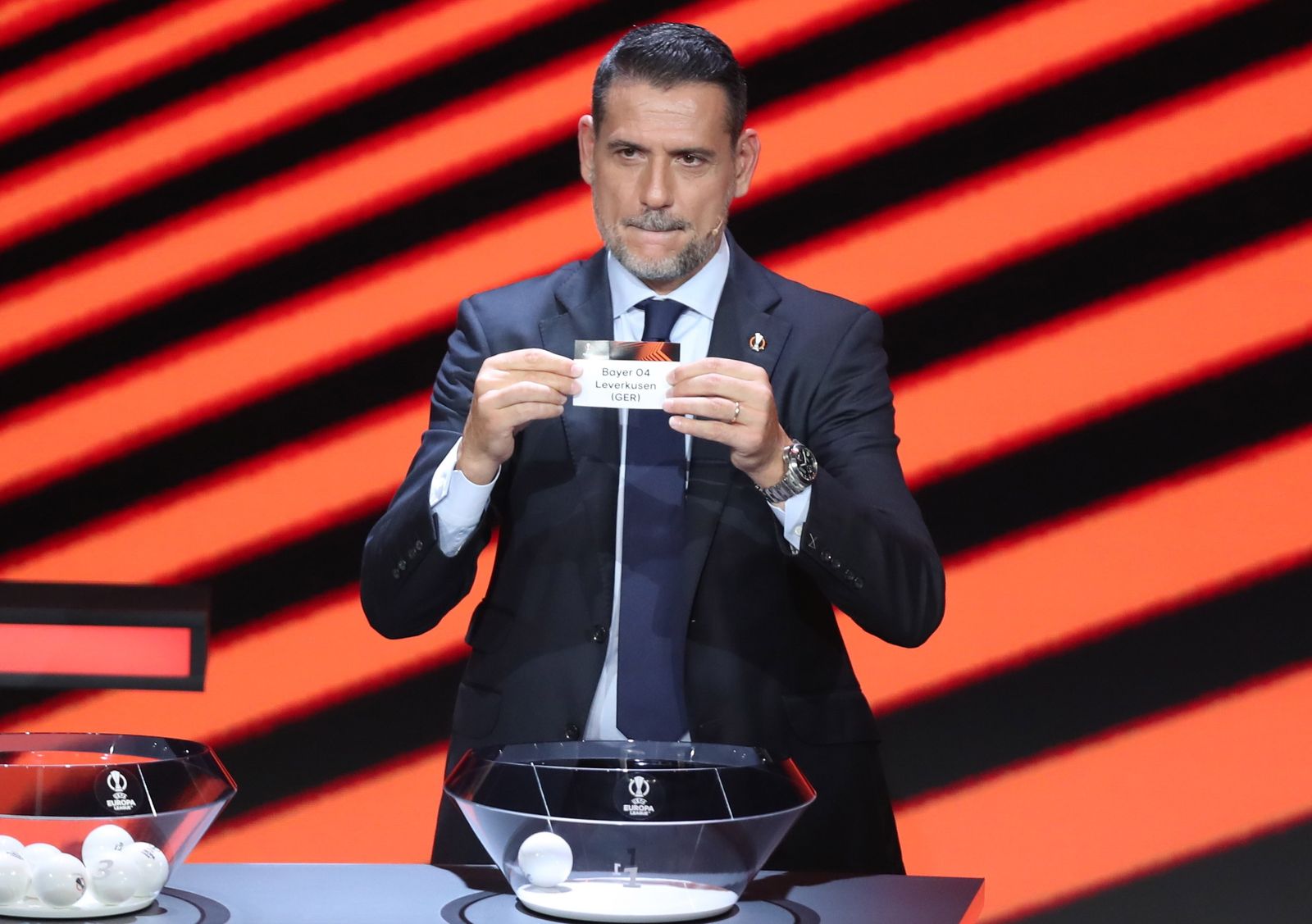 Andrés Palop muestra la bola del Bayer Leverkusen, rival del Betis en el Grupo G.