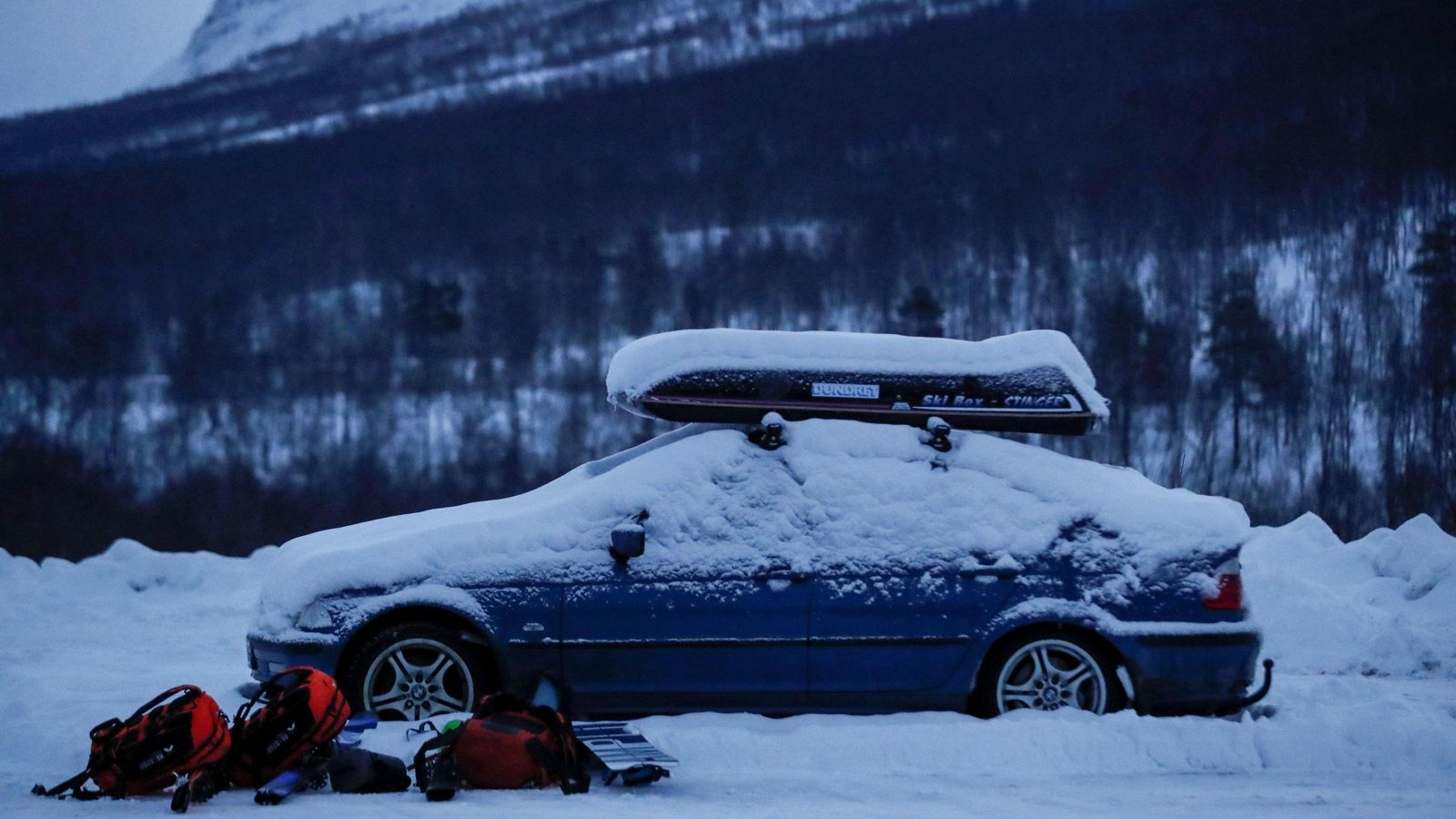 Unos senderistas, atrapados en un coche en la nieve en Noruega.