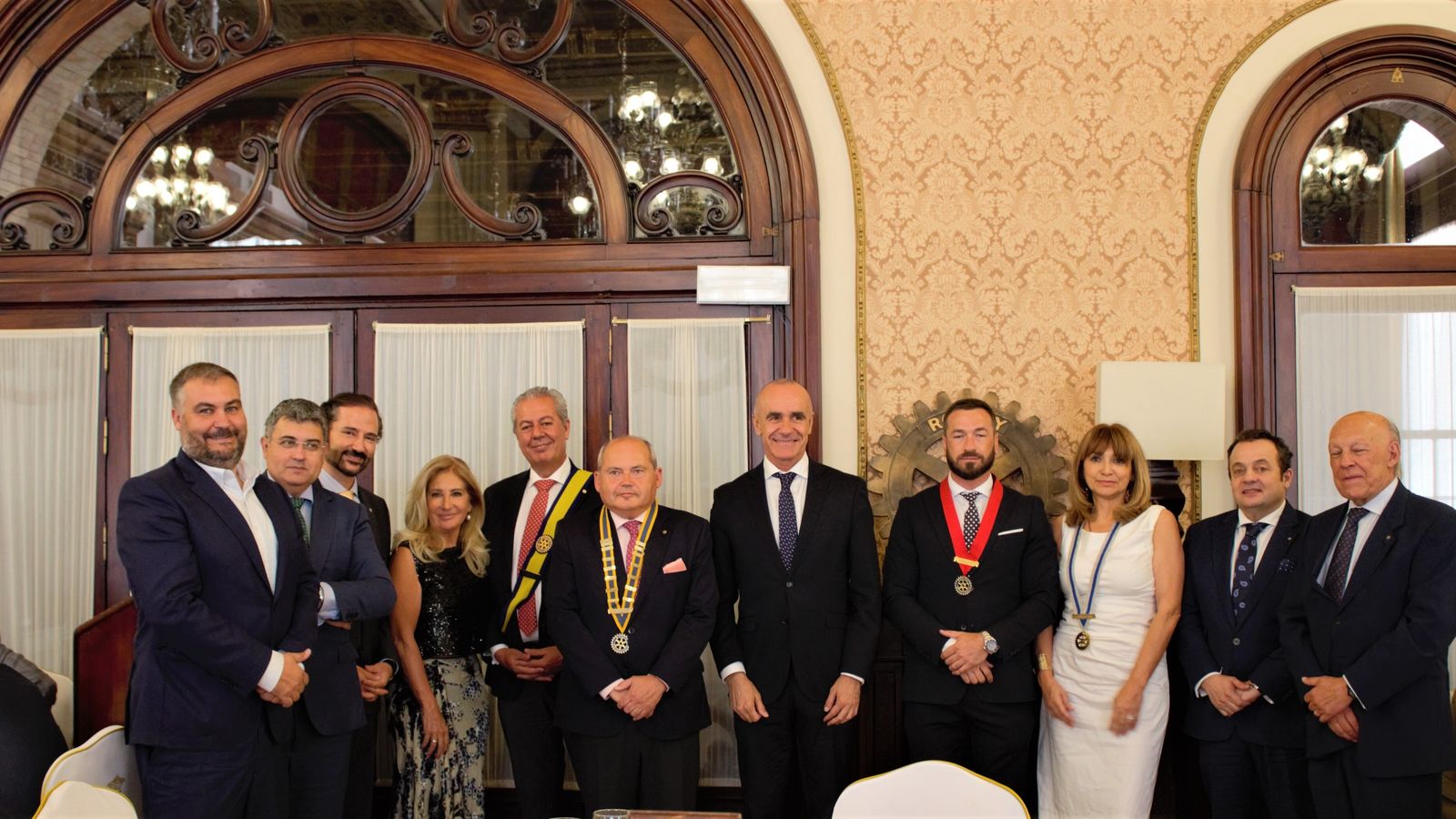 Luis Romero y su Junta Directiva, acompañados de Antonio Muñoz.