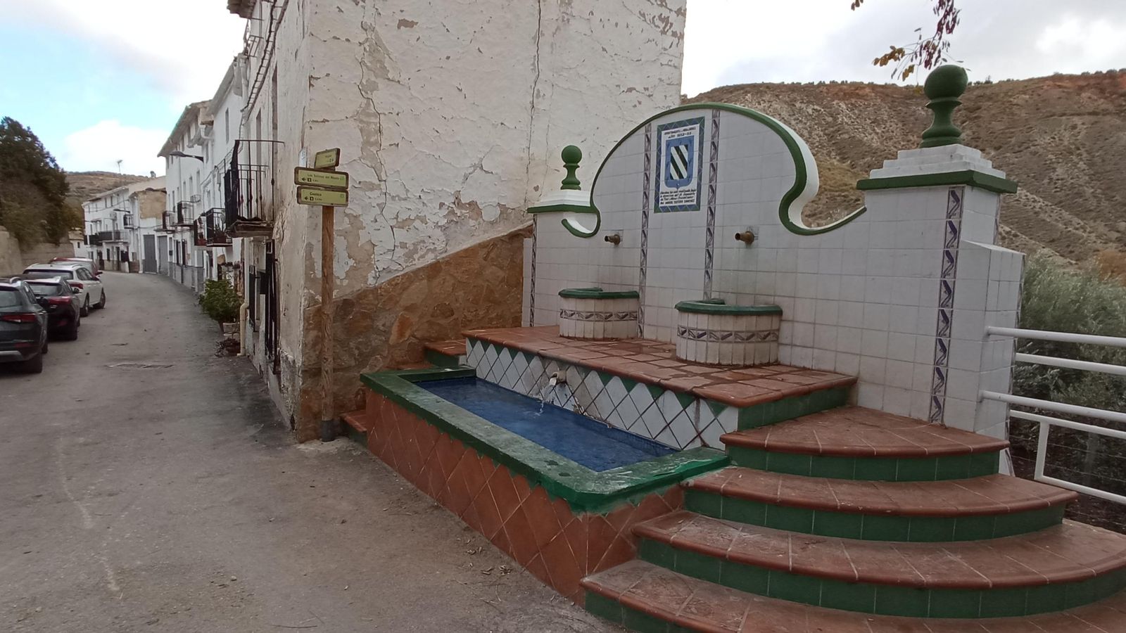 La fuente de referencia con la señalización de las rutas de Hinojares