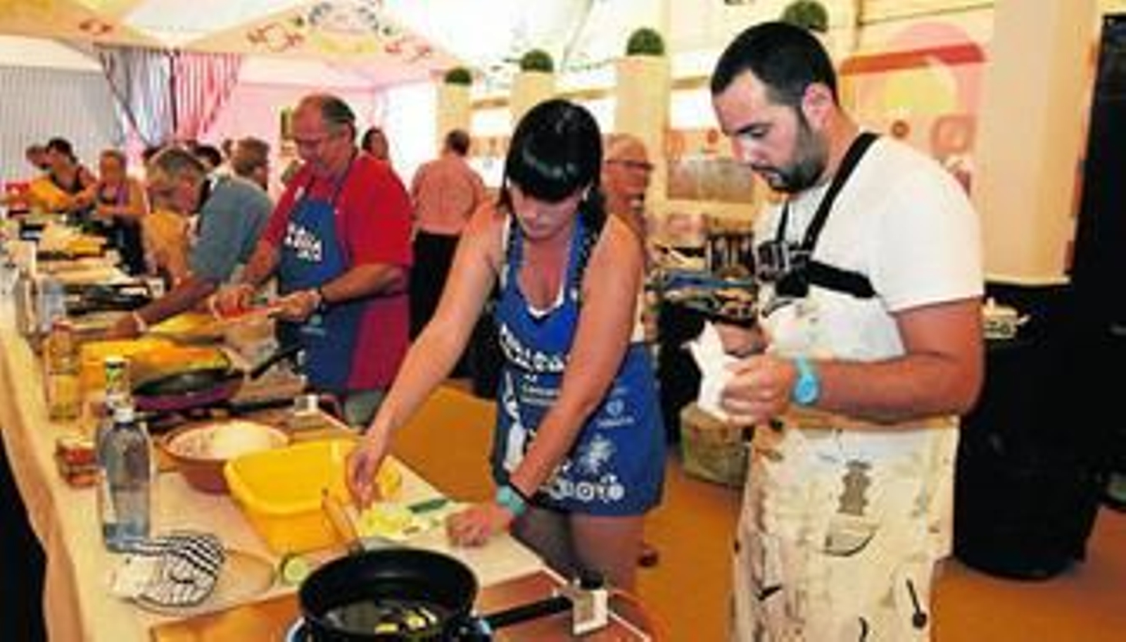 María del Carmen López Moreno junto a su pinche durante la elaboración de su tortilla a la carbonara, ganadora del tercer día.