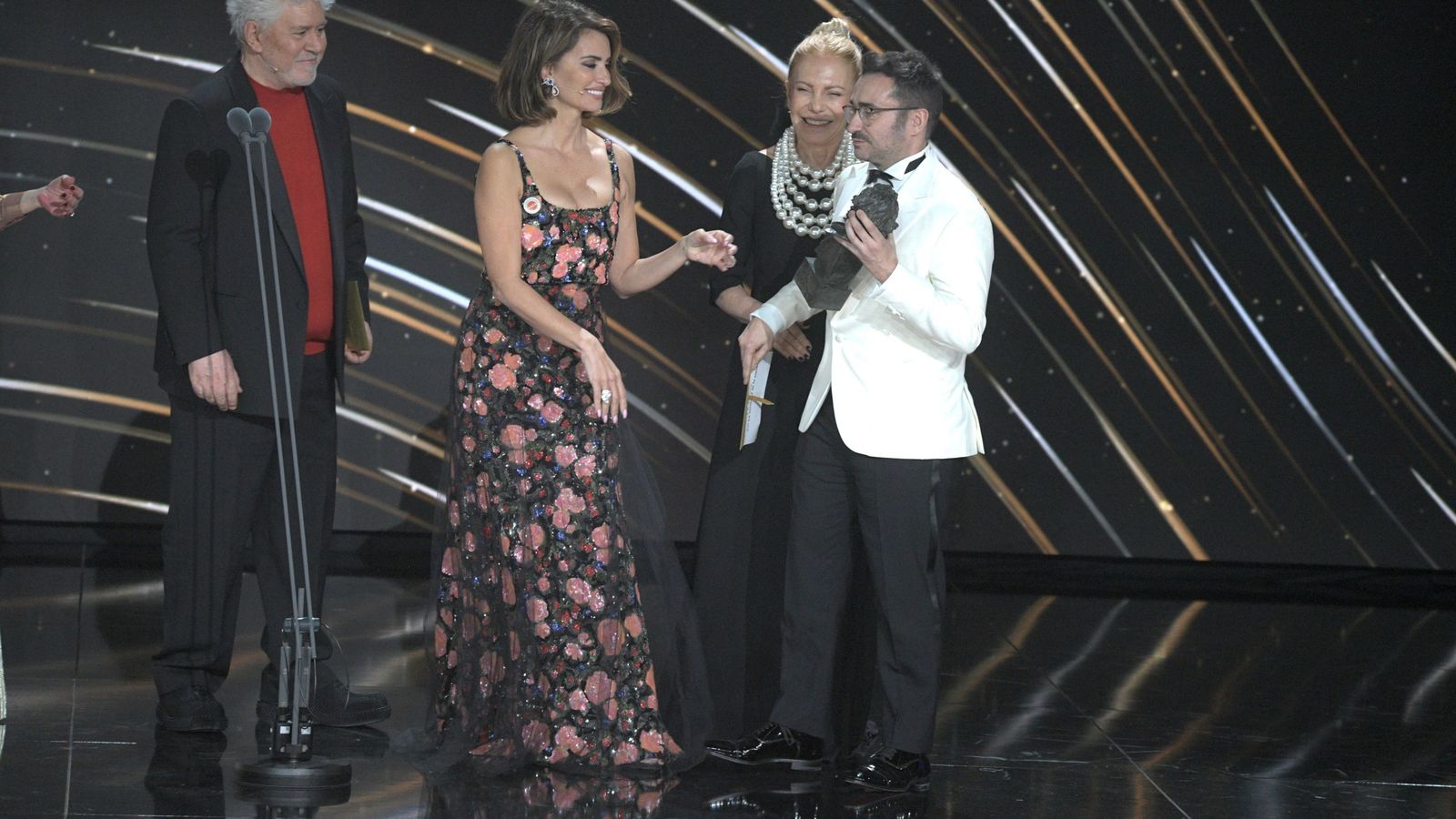 Penélope Cruz entrega el Oscar a mejor director a Juan Antonio Bayona.