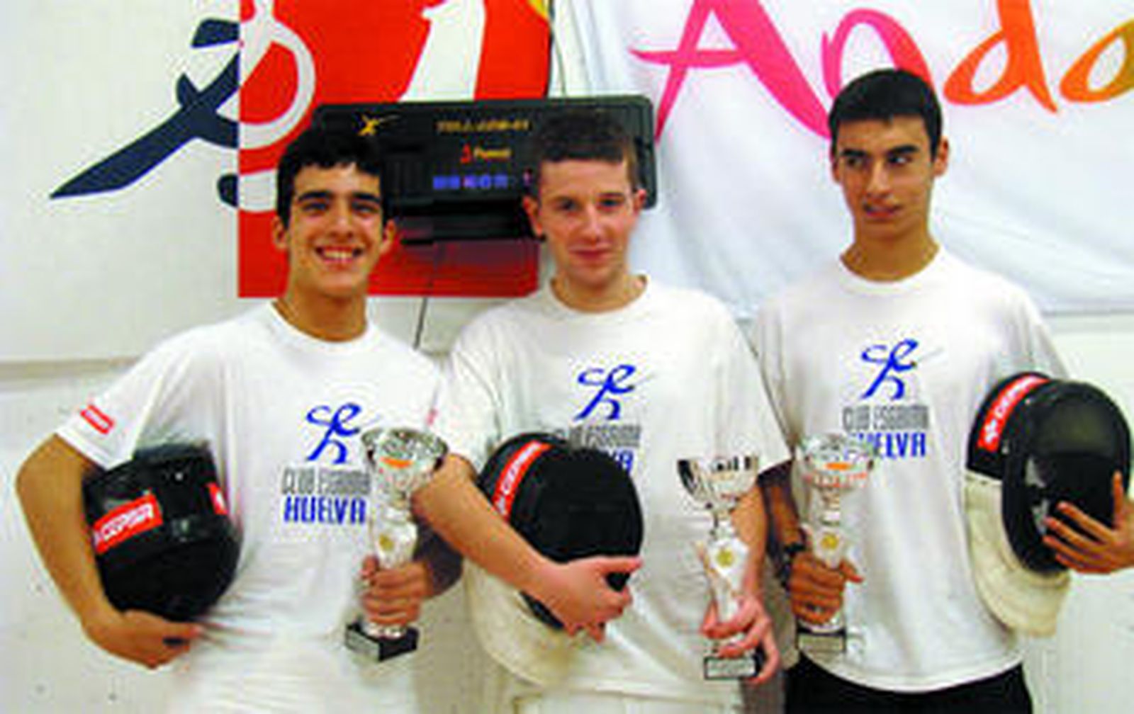 Alberto Silva, Gorka Carmona y Miguel Rubira, del Club Esgrima Huelva.