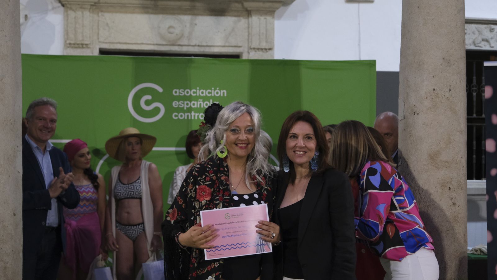 Imágenes del desfile benéfico contra el cáncer, en la Escuela de Artes de Almería