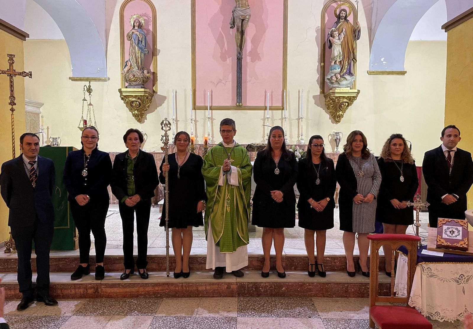 Maribel Padilla, con la vara de mando, junto a su Directiva y representantes.