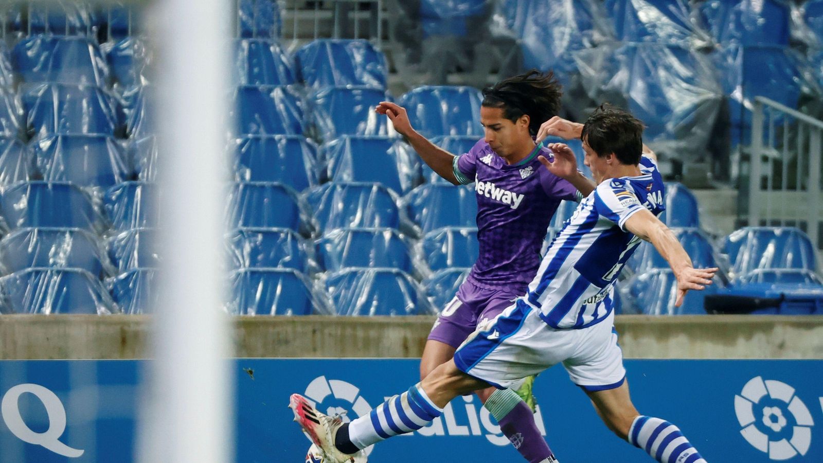 Diego Lainez intentar marcharse de Le Normand.