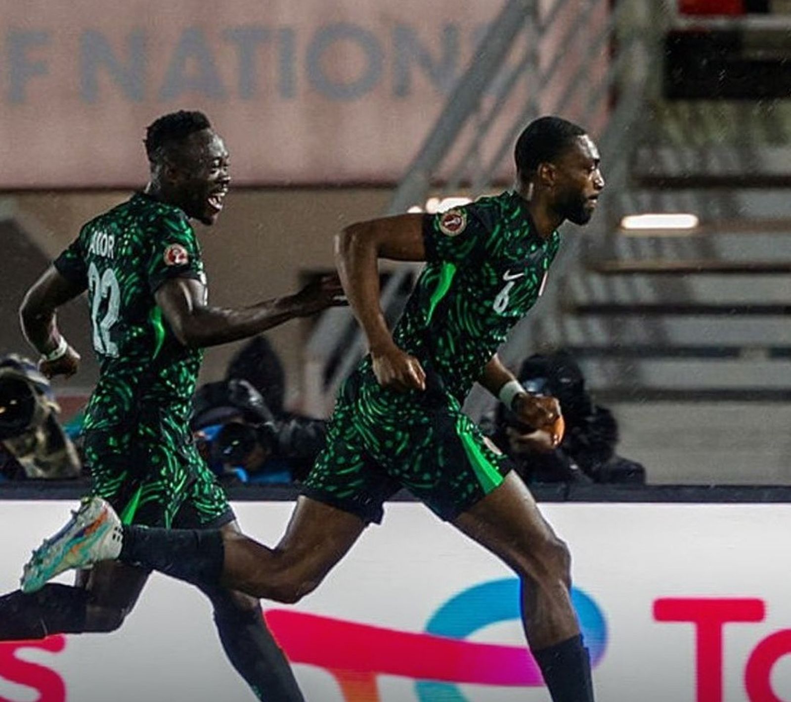 Akor Adams, a la izquierda, en el partido de Nigeria ante Túnez.