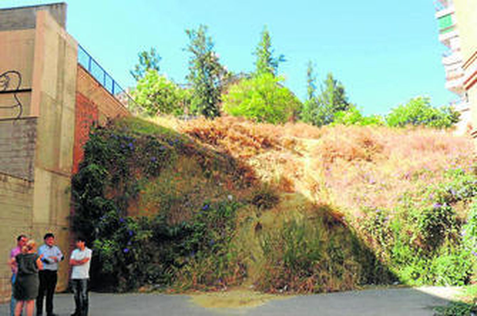 Representantes socialistas hablan con vecinos delante del céntrico cabezo.