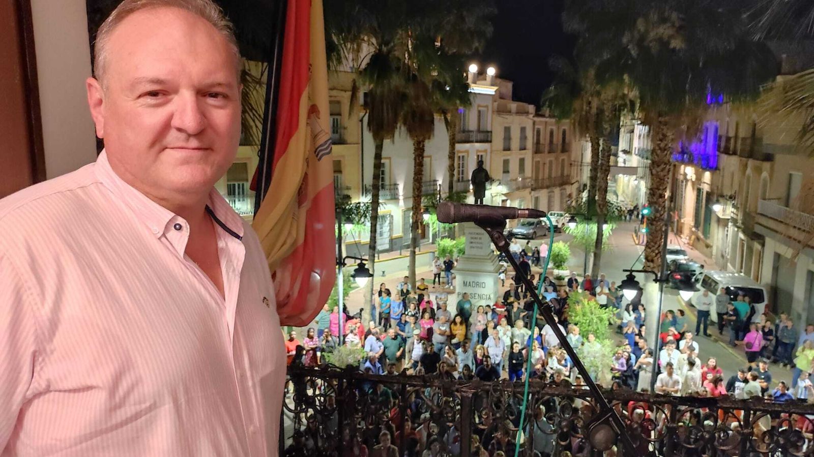 Antonio Fernández celebra la victoria en las elecciones desde el balcón del ayuntamiento.
