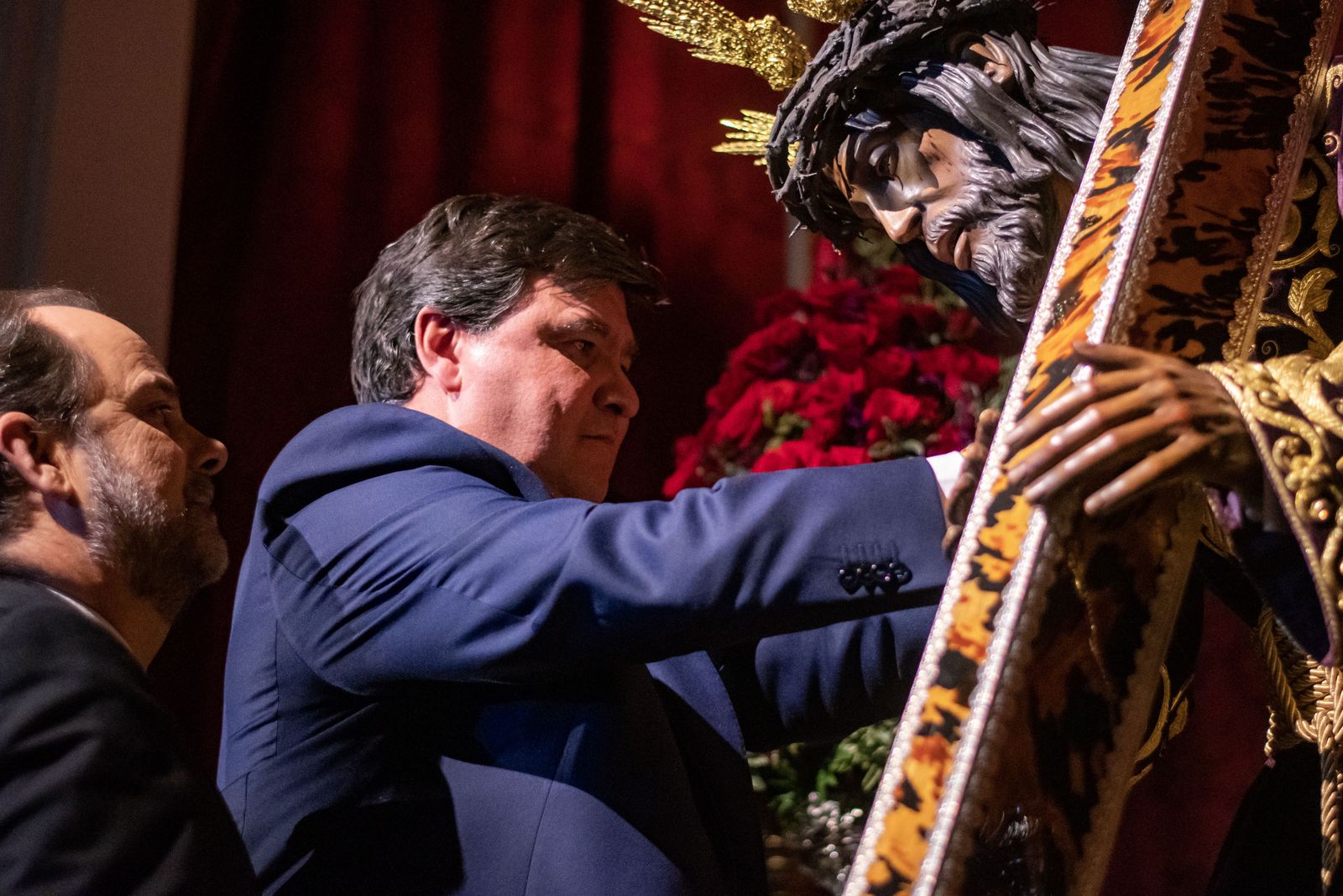 Gabriel Cruz prende la Medalla de Huelva al Cristo del Calvario acompañado por Jesús Prada.