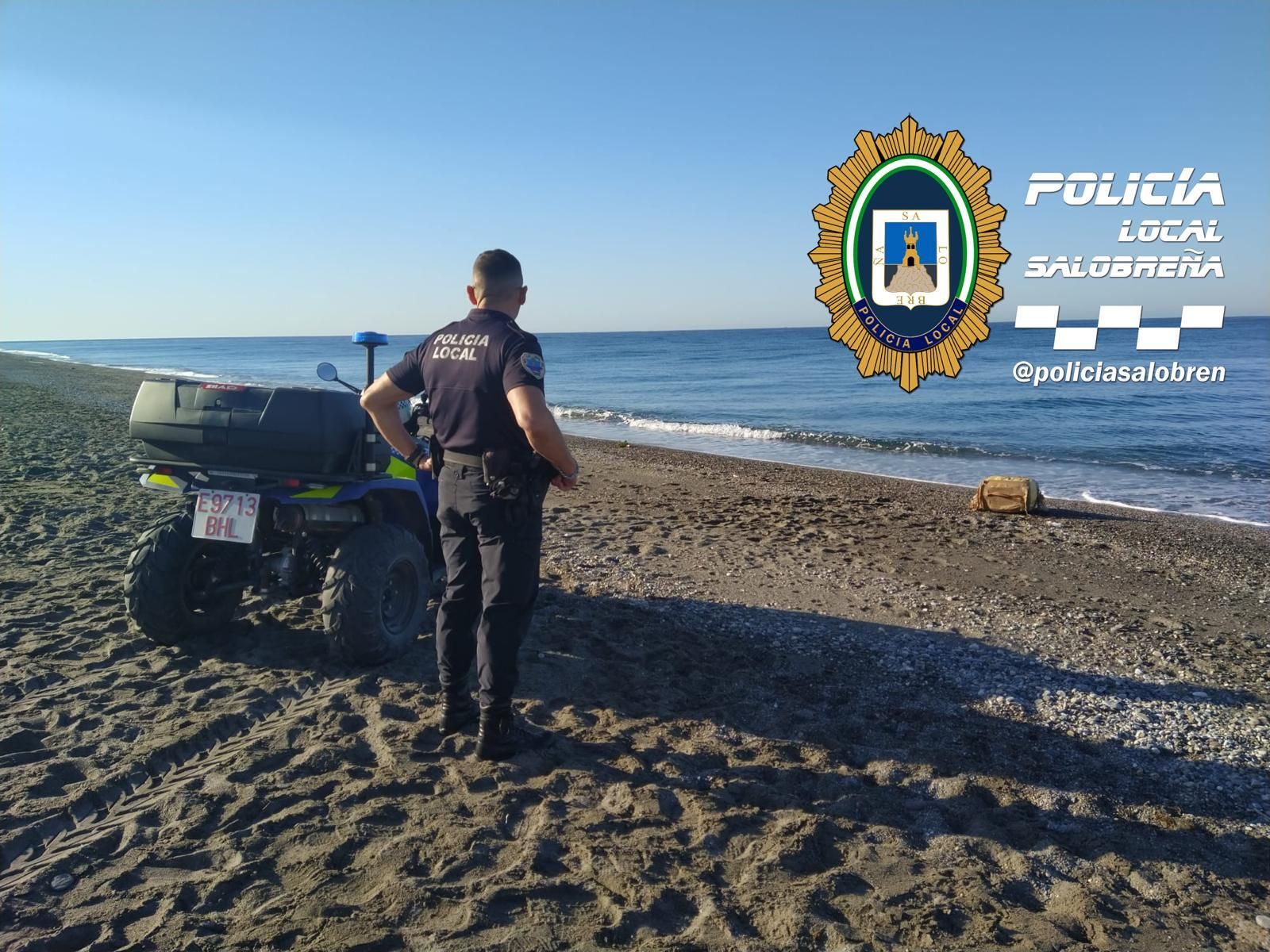 Localizan un fardo de hachís en la playa de Salobreña