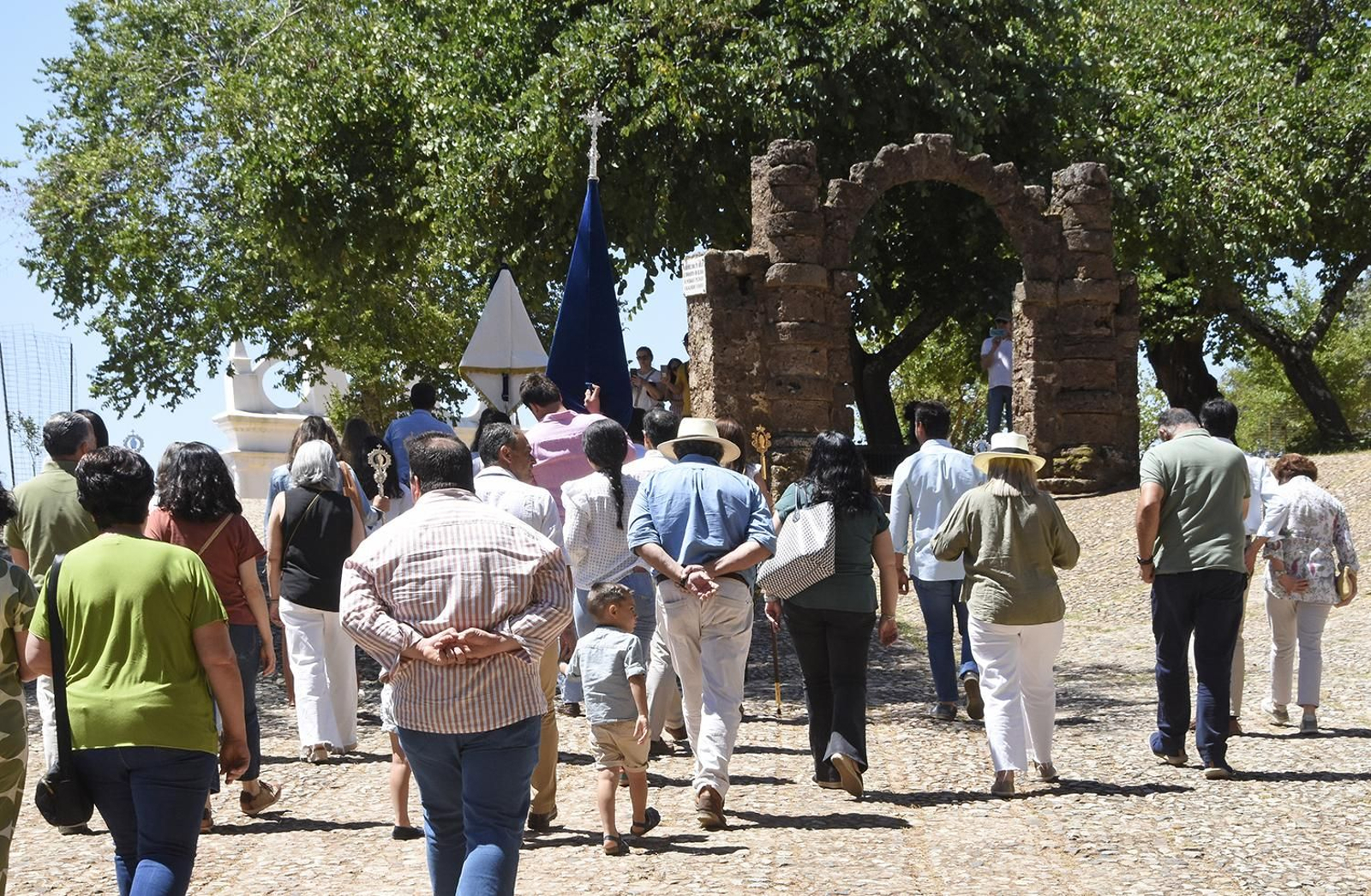 Imágenes de una peregrinación reciente al Santuario de la Peña de Alájar de la Pro hermandad filial de la Reina de los Ángeles de Higuera de la Sierra. Imágenes de una peregrinación reciente al Santuario de la Peña de Alájar de la Pro hermandad filial de la Reina de los Ángeles de Higuera de la Sierra.