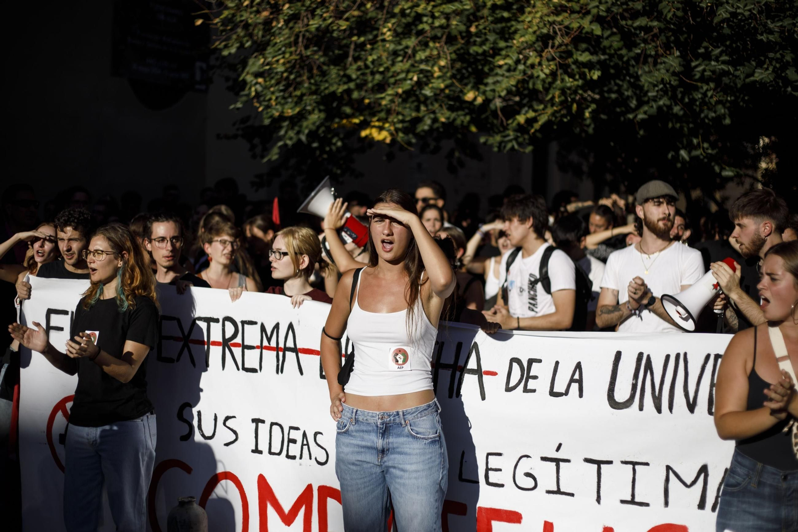 Fotos: Tensión en la Plaza de Derecho de Granada ante la presencia de Vito Quiles