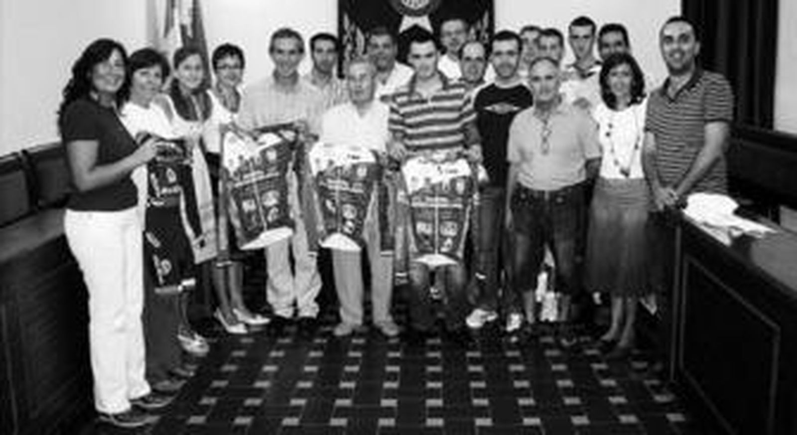 Los organizadores de la IV Marcha Cicloturista de Lora del Río presentan la equipación para la prueba.